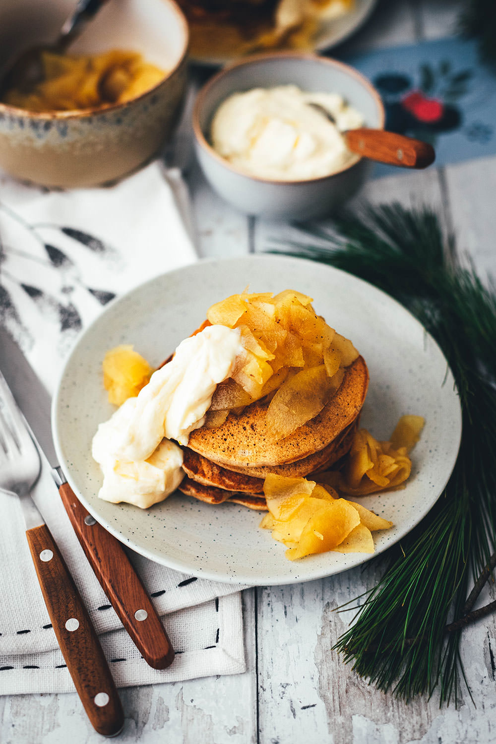 Rezept für fluffige Lebkuchen-Pancakes mit warmen Äpfeln und Ahornsirup-Orangen-Frischkäse zum Weihnachtsfrühstück. Leckere Pfannkuchen mit weihnachtlichen Aromen, passend für Frühstück und Brunch in der Adventszeit. Unkompliziert zu machen und super lecker für die ganze Familie! | moeyskitchen.com