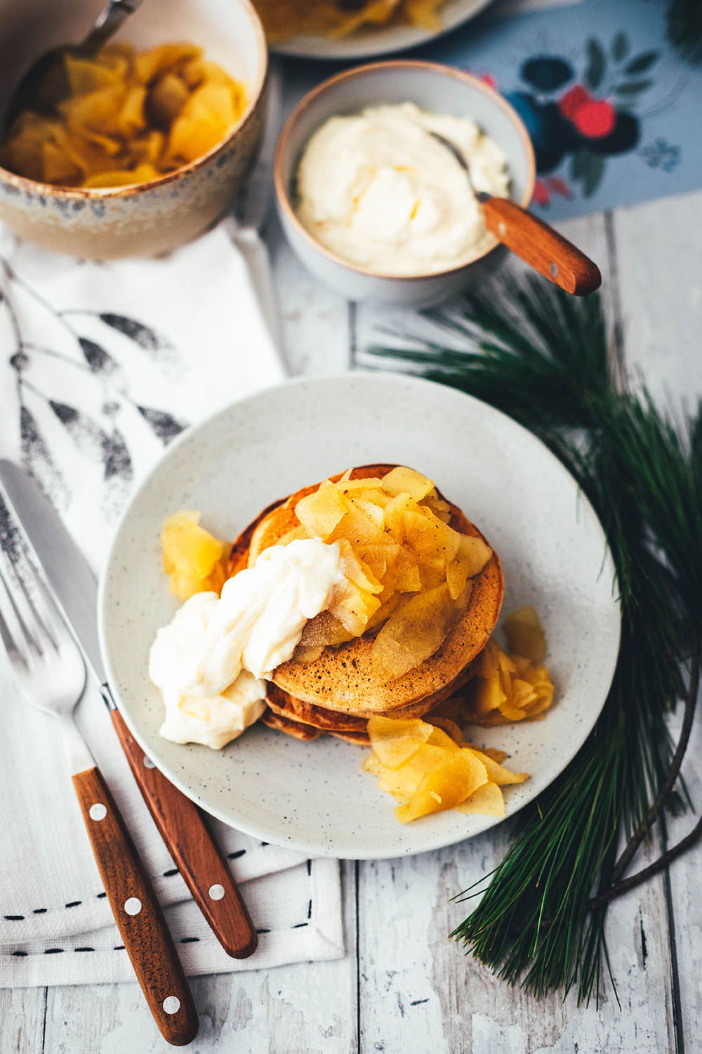 Rezept für fluffige Lebkuchen-Pancakes mit warmen Äpfeln und Ahornsirup-Orangen-Frischkäse zum Weihnachtsfrühstück. Leckere Pfannkuchen mit weihnachtlichen Aromen, passend für Frühstück und Brunch in der Adventszeit. Unkompliziert zu machen und super lecker für die ganze Familie! | moeyskitchen.com