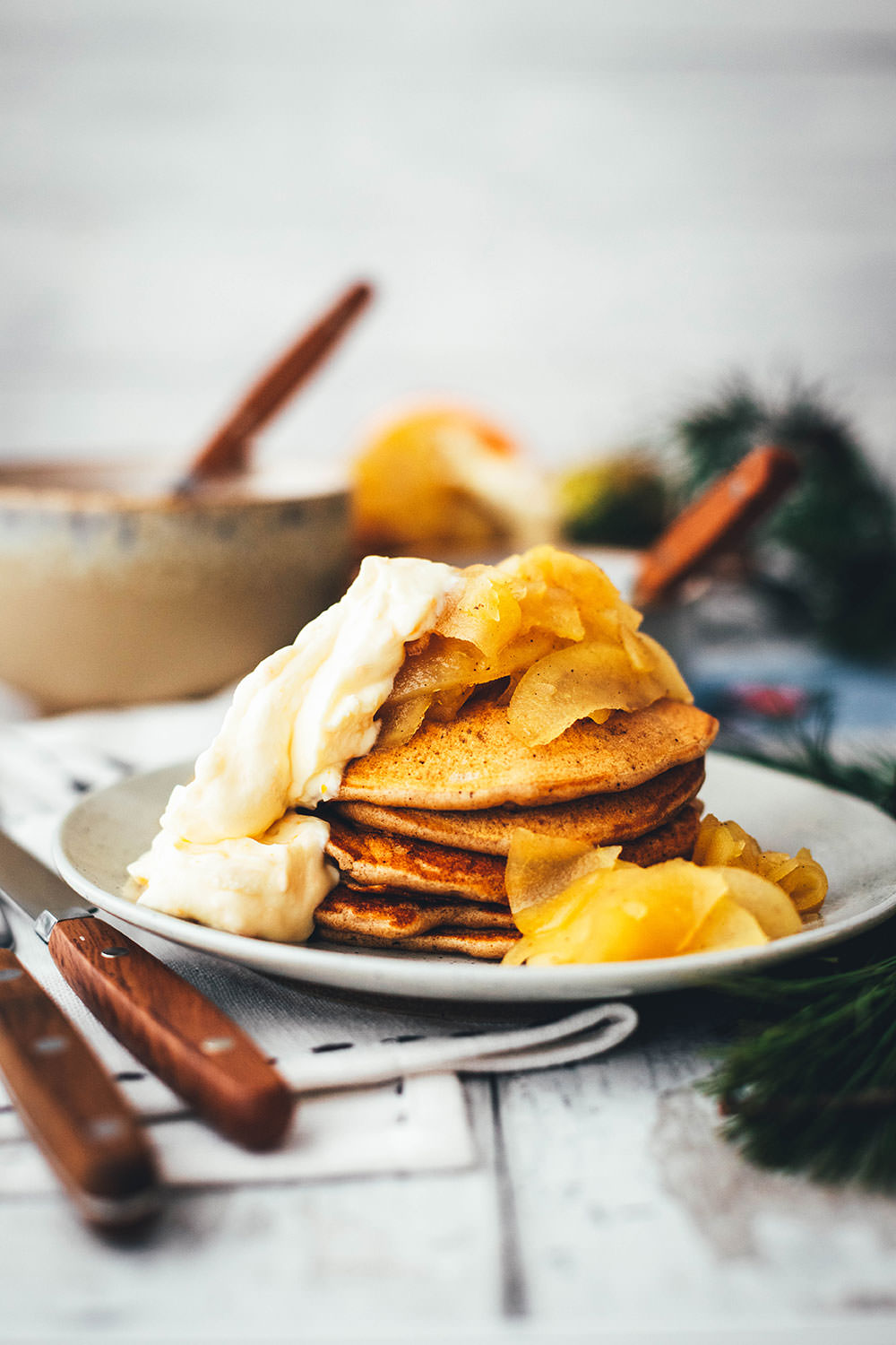 Rezept für fluffige Lebkuchen-Pancakes mit warmen Äpfeln und Ahornsirup-Orangen-Frischkäse zum Weihnachtsfrühstück. Leckere Pfannkuchen mit weihnachtlichen Aromen, passend für Frühstück und Brunch in der Adventszeit. Unkompliziert zu machen und super lecker für die ganze Familie! | moeyskitchen.com