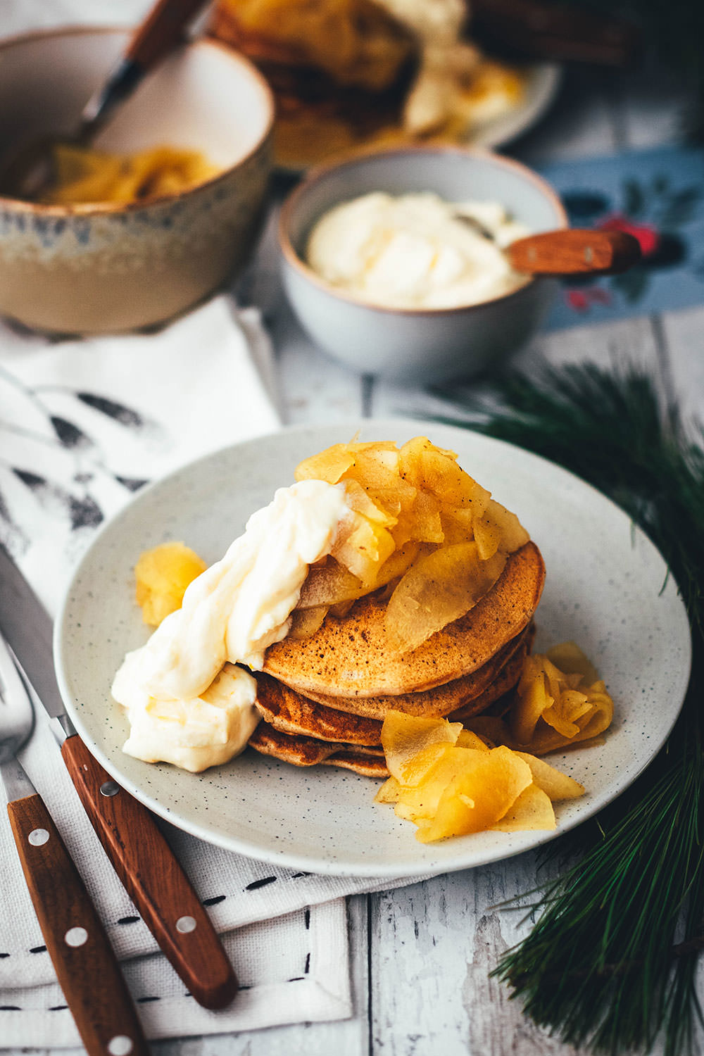 Rezept für fluffige Lebkuchen-Pancakes mit warmen Äpfeln und Ahornsirup-Orangen-Frischkäse zum Weihnachtsfrühstück. Leckere Pfannkuchen mit weihnachtlichen Aromen, passend für Frühstück und Brunch in der Adventszeit. Unkompliziert zu machen und super lecker für die ganze Familie! | moeyskitchen.com