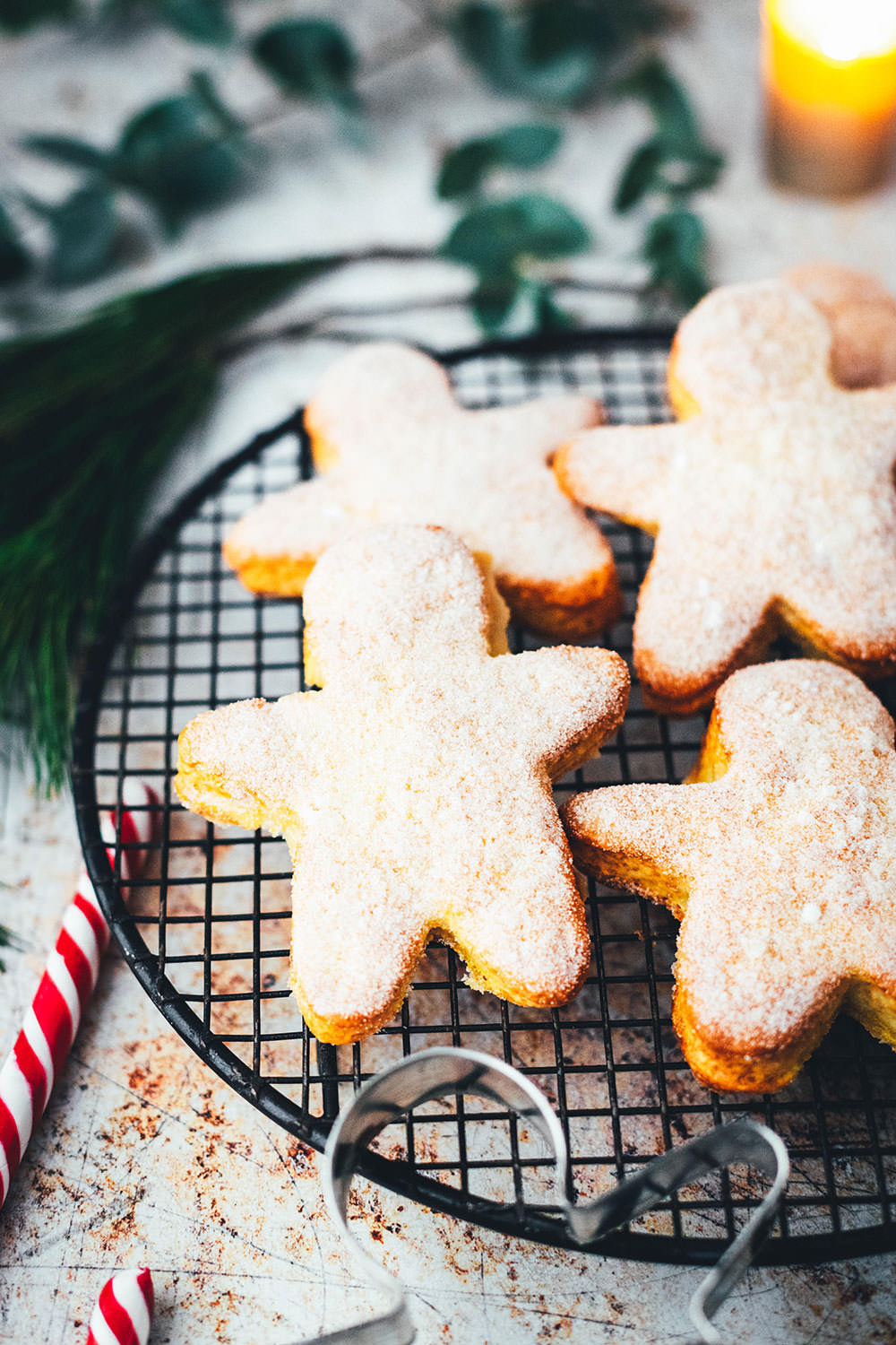 Rezept für süße Quarkies – das ist luftiges Gebäck aus Quark-Öl-Teig. Ausgestochen in weihnachtliche Formen sorgen diese Kekse für eine echte Alternative auf dem Plätzchenteller zu Weihnachten! Sie schmecken vom Frühstück bis zum Nachmittagskaffee und sind blitzschnell gebacken | moeyskitchen.com
