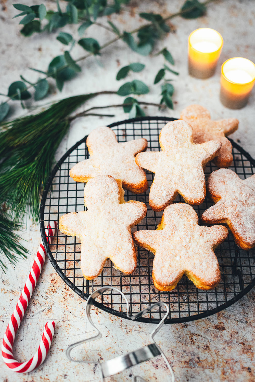 Rezept für süße Quarkies – das ist luftiges Gebäck aus Quark-Öl-Teig. Ausgestochen in weihnachtliche Formen sorgen diese Kekse für eine echte Alternative auf dem Plätzchenteller zu Weihnachten! Sie schmecken vom Frühstück bis zum Nachmittagskaffee und sind blitzschnell gebacken | moeyskitchen.com