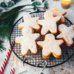 Rezept für süße Quarkies – das ist luftiges Gebäck aus Quark-Öl-Teig. Ausgestochen in weihnachtliche Formen sorgen diese Kekse für eine echte Alternative auf dem Plätzchenteller zu Weihnachten! Sie schmecken vom Frühstück bis zum Nachmittagskaffee und sind blitzschnell gebacken | moeyskitchen.com