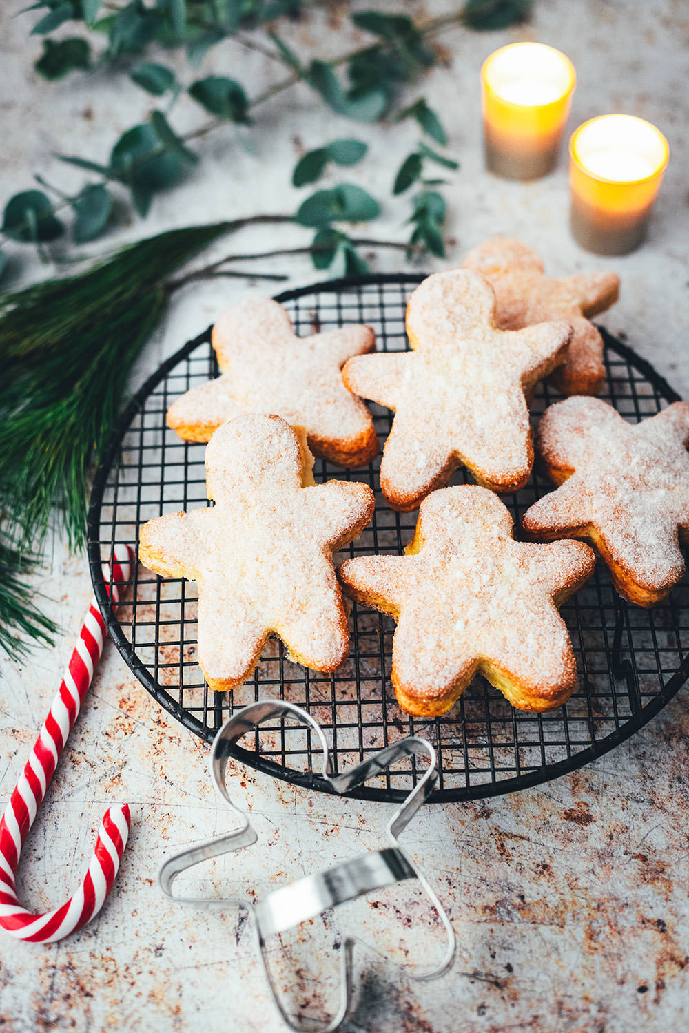 Rezept für süße Quarkies – das ist luftiges Gebäck aus Quark-Öl-Teig. Ausgestochen in weihnachtliche Formen sorgen diese Kekse für eine echte Alternative auf dem Plätzchenteller zu Weihnachten! Sie schmecken vom Frühstück bis zum Nachmittagskaffee und sind blitzschnell gebacken | moeyskitchen.com