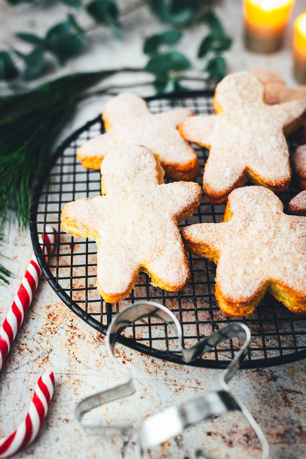 Rezept für süße Quarkies – das ist luftiges Gebäck aus Quark-Öl-Teig. Ausgestochen in weihnachtliche Formen sorgen diese Kekse für eine echte Alternative auf dem Plätzchenteller zu Weihnachten! Sie schmecken vom Frühstück bis zum Nachmittagskaffee und sind blitzschnell gebacken | moeyskitchen.com