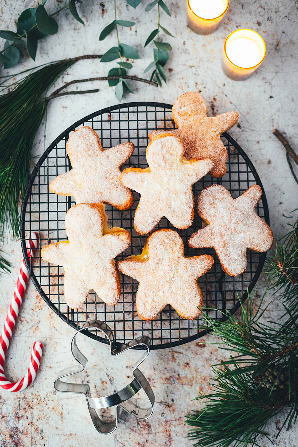 Rezept für süße Quarkies – das ist luftiges Gebäck aus Quark-Öl-Teig. Ausgestochen in weihnachtliche Formen sorgen diese Kekse für eine echte Alternative auf dem Plätzchenteller zu Weihnachten! Sie schmecken vom Frühstück bis zum Nachmittagskaffee und sind blitzschnell gebacken | moeyskitchen.com