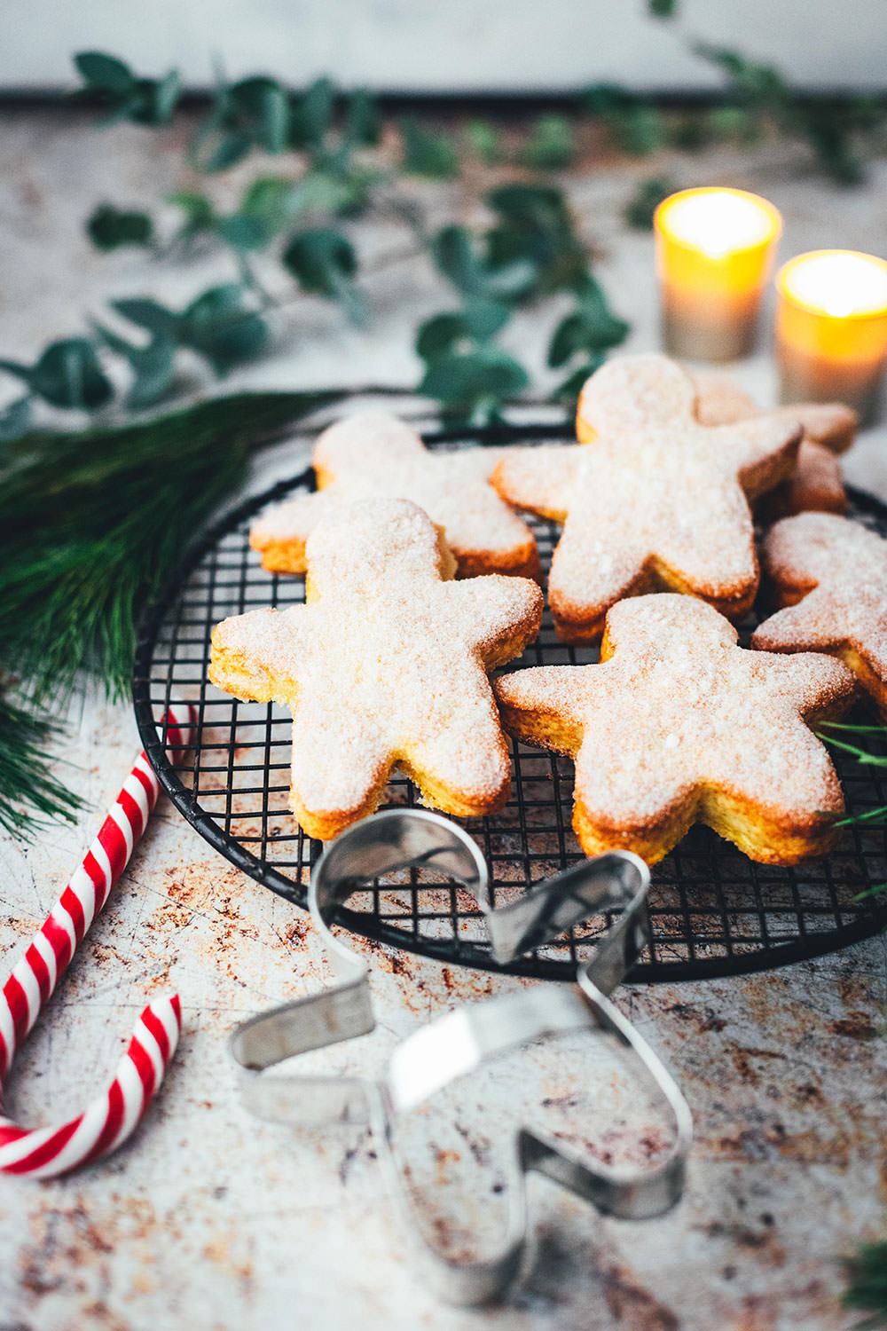 Rezept für süße Quarkies – das ist luftiges Gebäck aus Quark-Öl-Teig. Ausgestochen in weihnachtliche Formen sorgen diese Kekse für eine echte Alternative auf dem Plätzchenteller zu Weihnachten! Sie schmecken vom Frühstück bis zum Nachmittagskaffee und sind blitzschnell gebacken | moeyskitchen.com
