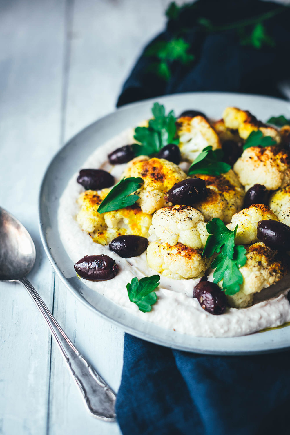 Gerösteter Blumenkohl mit Bohnen-Creme und Kalamata-Oliven | moeyskitchen.com