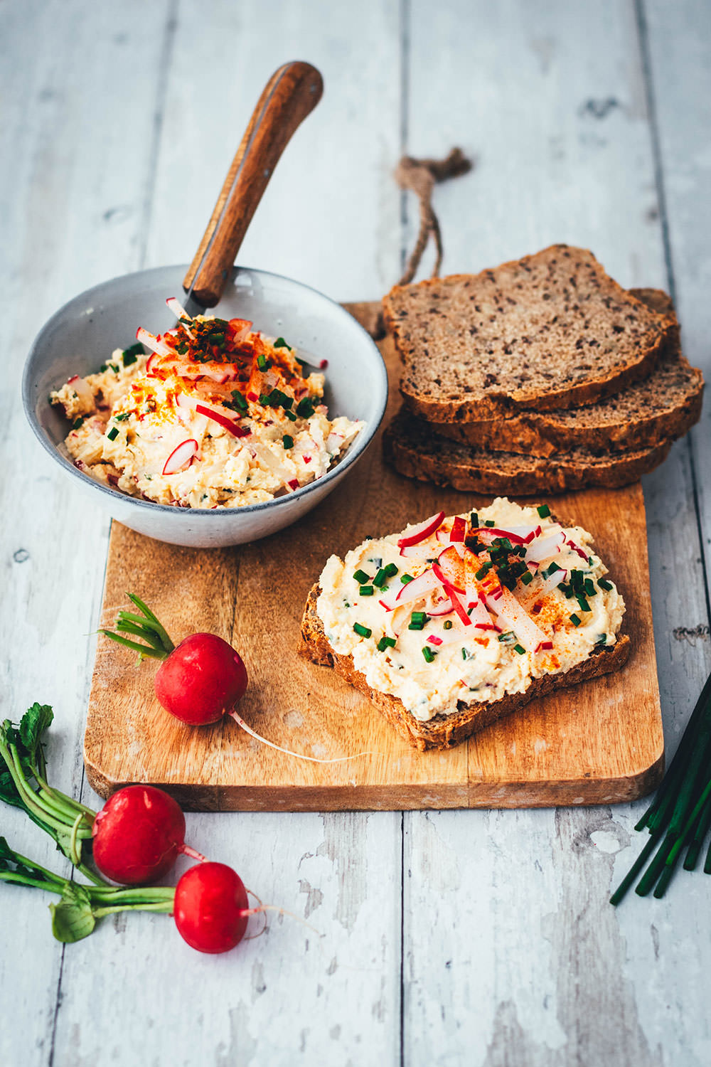 Selbst gebackenes Vollkornbrot und Obatzda | moeyskitchen.com