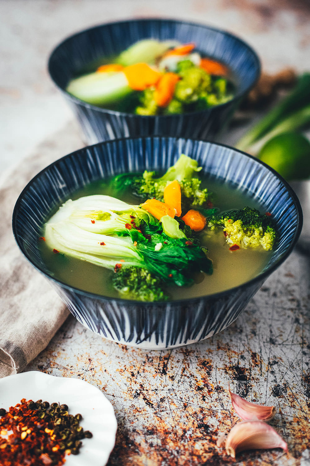 Rezept für eine würzige Asia-Suppe. Vegane Gemüsesuppe auf Basis einer einfachen Gemüsebrühe, die mit asiatischen Aromen verfeinert wird. Super einfach mit Möhren, Pak Choi und Brokkoli und so lecker! | moeyskitchen.com