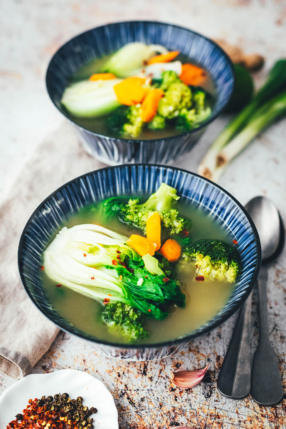Rezept für eine würzige Asia-Suppe. Vegane Gemüsesuppe auf Basis einer einfachen Gemüsebrühe, die mit asiatischen Aromen verfeinert wird. Super einfach mit Möhren, Pak Choi und Brokkoli und so lecker! | moeyskitchen.com