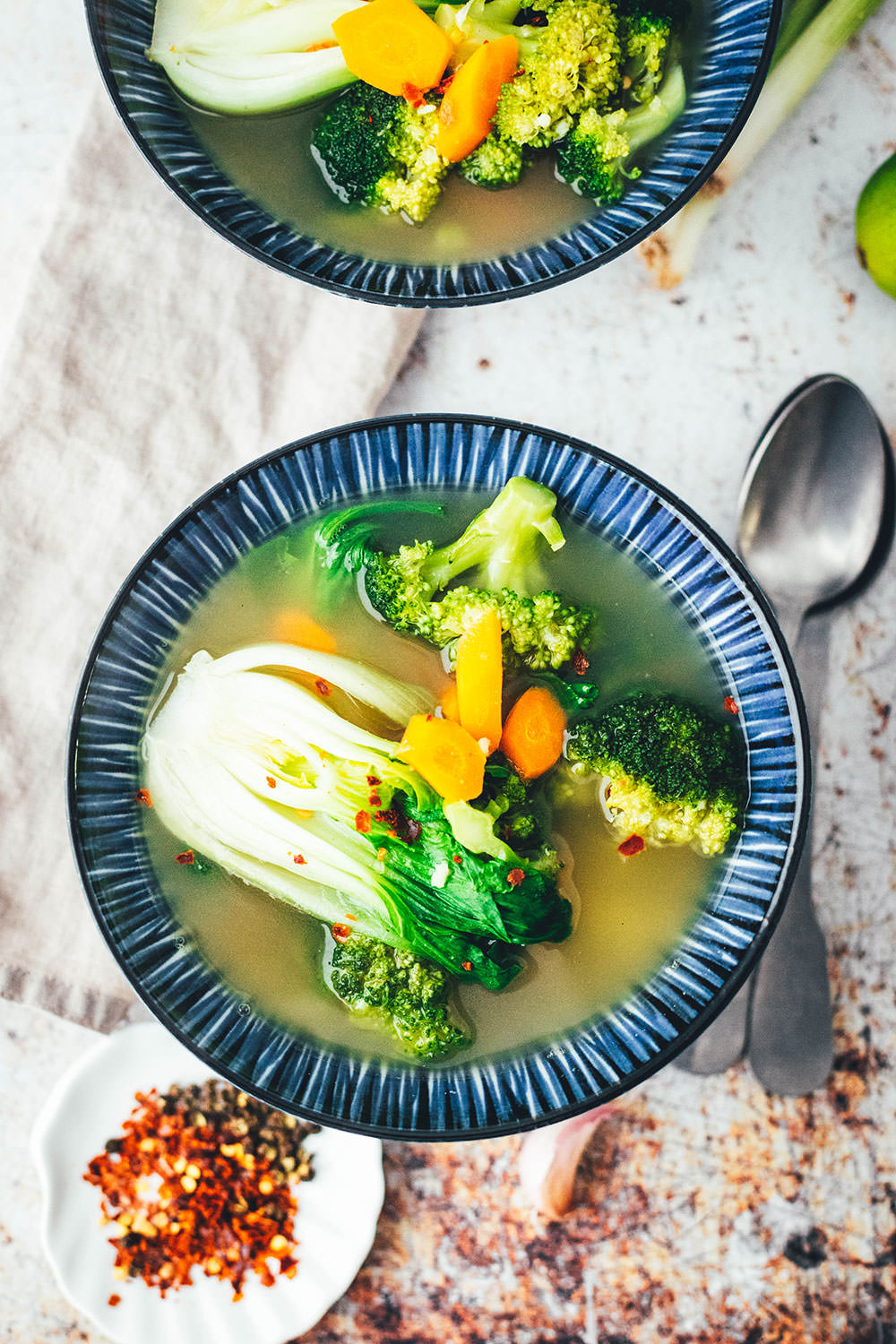 Rezept für eine würzige Asia-Suppe. Vegane Gemüsesuppe auf Basis einer einfachen Gemüsebrühe, die mit asiatischen Aromen verfeinert wird. Super einfach mit Möhren, Pak Choi und Brokkoli und so lecker! | moeyskitchen.com