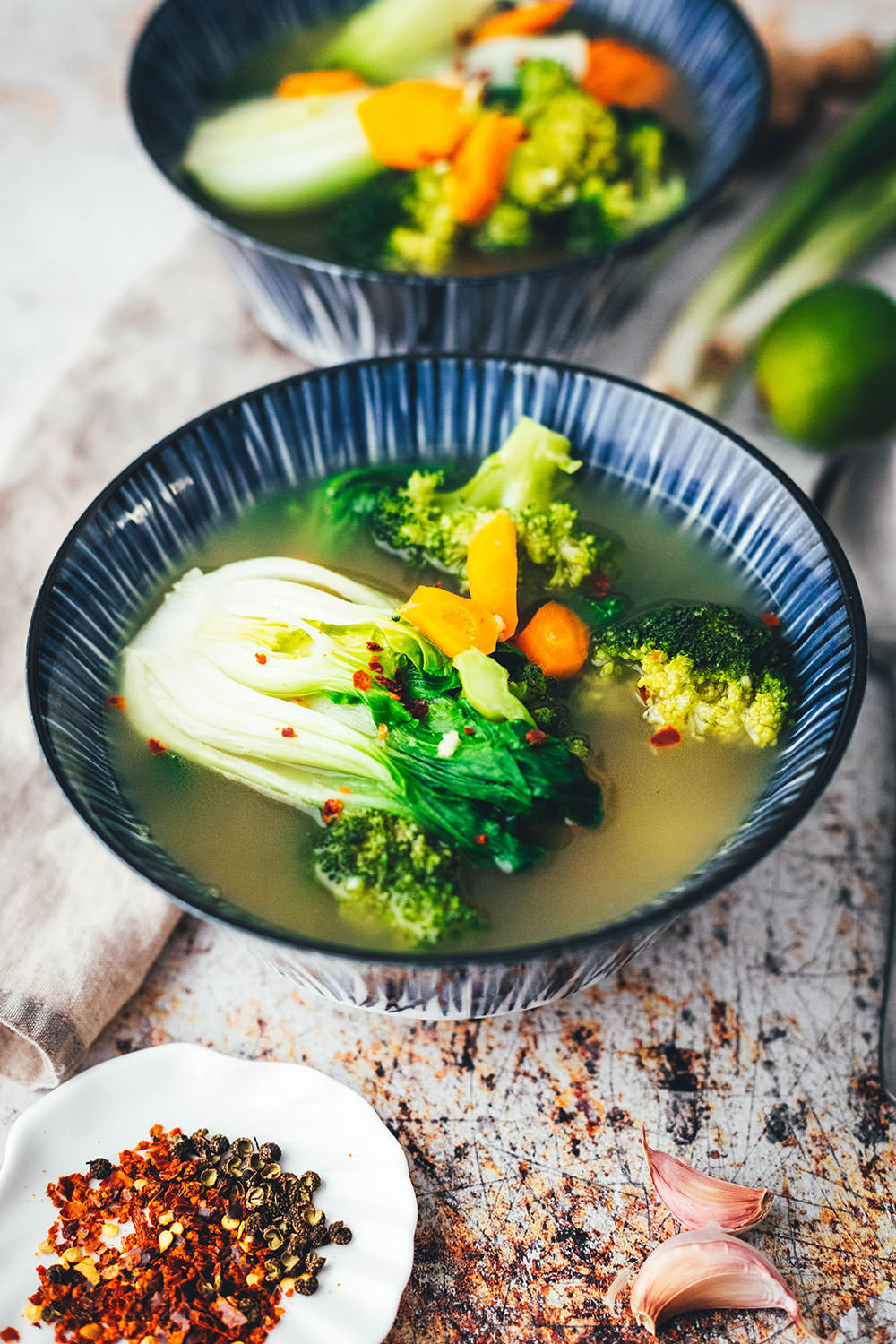 Rezept für eine würzige Asia-Suppe. Vegane Gemüsesuppe auf Basis einer einfachen Gemüsebrühe, die mit asiatischen Aromen verfeinert wird. Super einfach mit Möhren, Pak Choi und Brokkoli und so lecker! | moeyskitchen.com