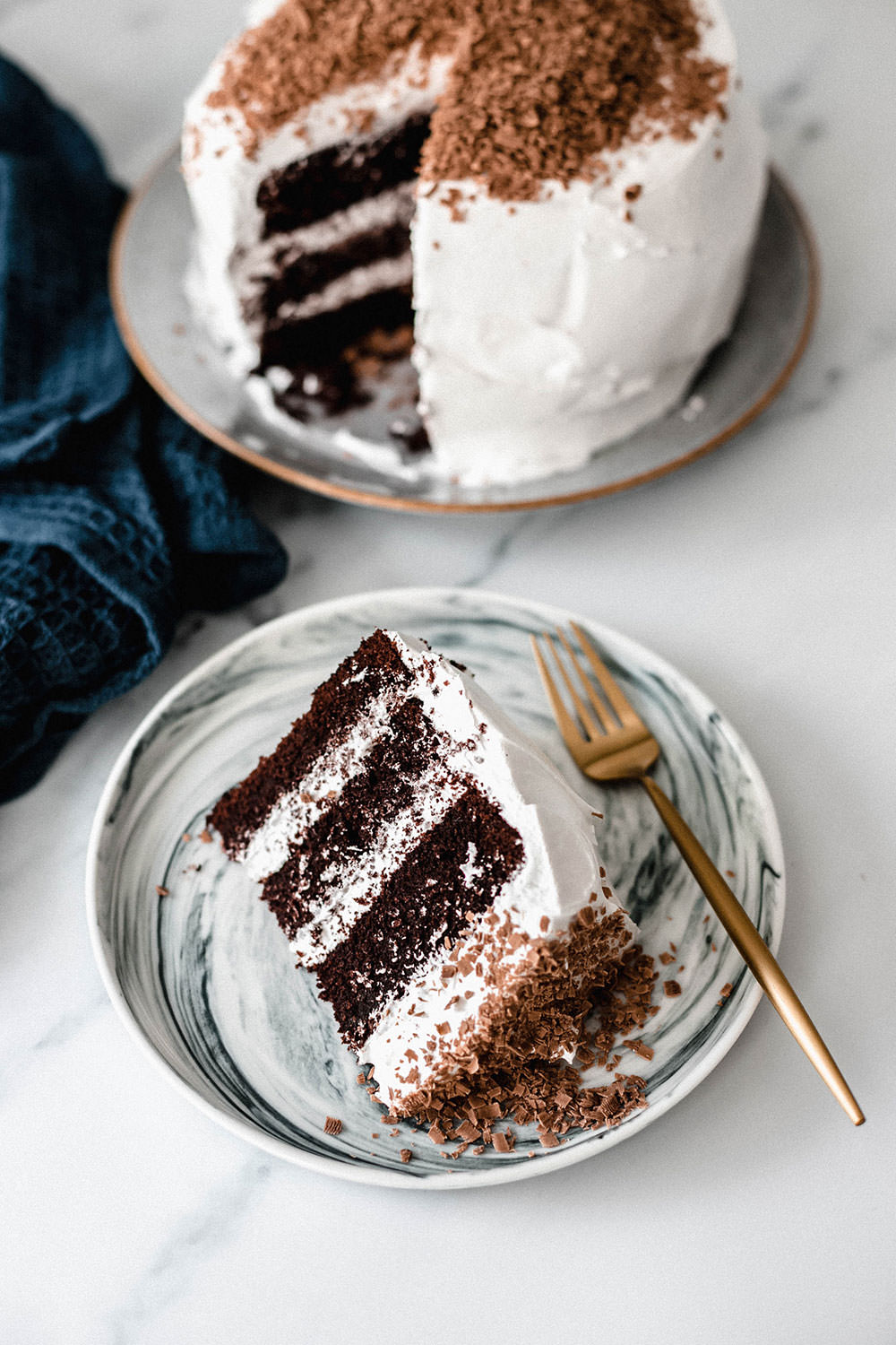 Rezept für Devil's Food Cake – saftige Schokotorte mit Baiser-Frosting. Wunderbar dunkler Schokokuchen trifft hier auf ein helles, cremiges Seven-Minute-Frosting. Amerikanischer Klassiker und ein Kuchen für besondere Anlässe! | moeyskitchen.com