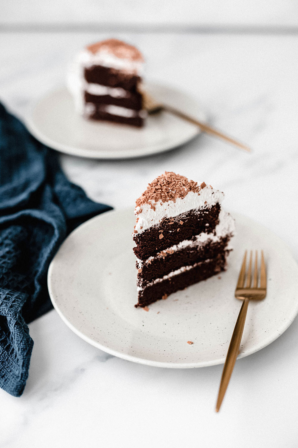 Rezept für Devil's Food Cake – saftige Schokotorte mit Baiser-Frosting. Wunderbar dunkler Schokokuchen trifft hier auf ein helles, cremiges Seven-Minute-Frosting. Amerikanischer Klassiker und ein Kuchen für besondere Anlässe! | moeyskitchen.com