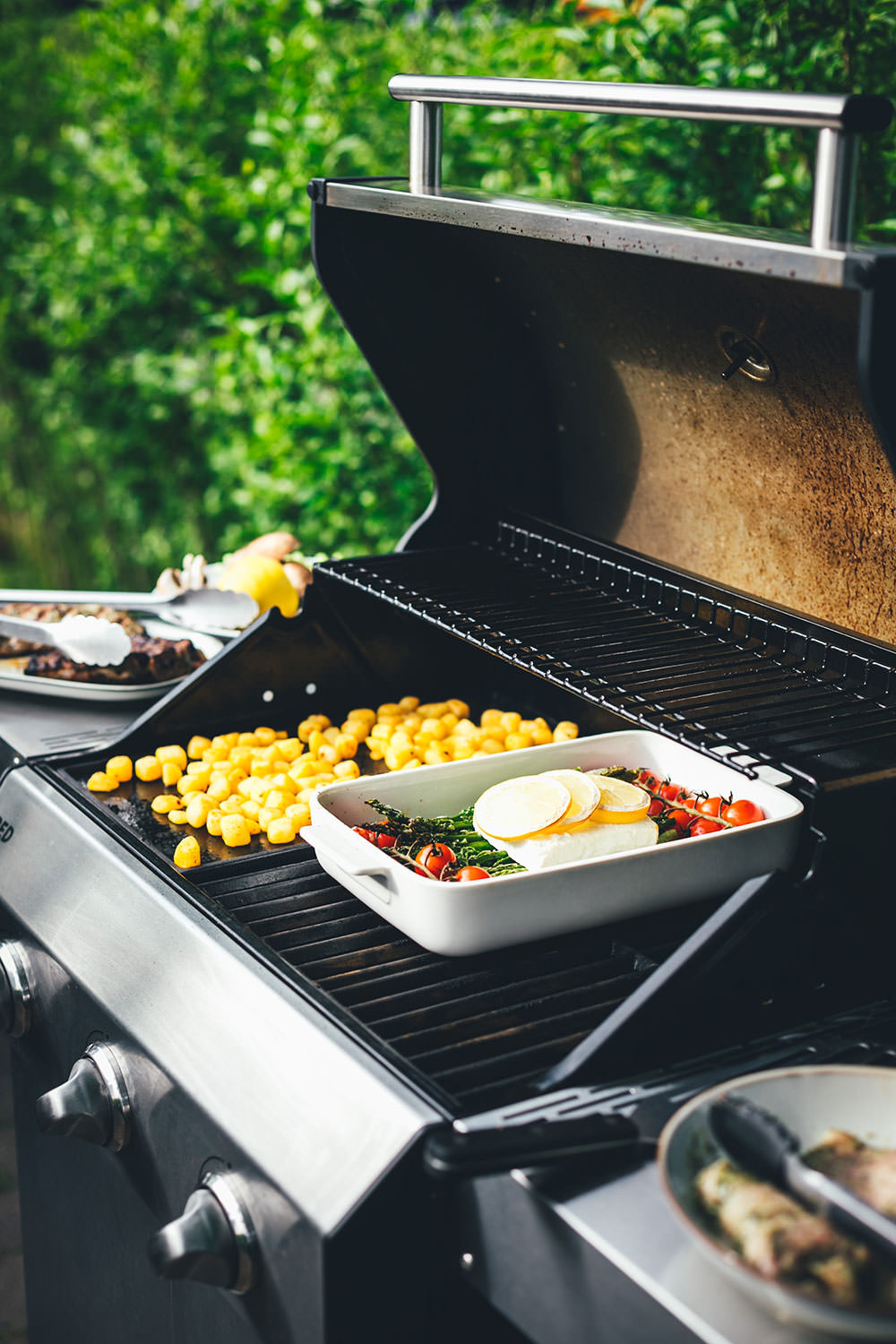 Rezept für leckeren Feta Spargel – statt Feta Pasta mit Spaghetti landen hier grüner Spargel, Tomaten und Feta in der Auflaufform. Vom Grill oder aus dem Ofen ist der Feta Spargel die perfekte Grillbeilage zum BBQ oder eine vegetarische Alternative zu gegrilltem Fleisch und Würstchen | moeyskitchen.com