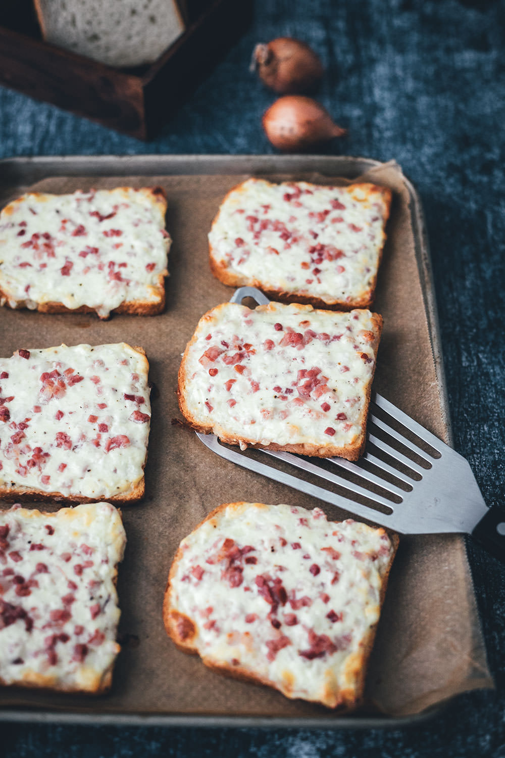 Flammkuchen-Toast – Fix auf dem Tisch! | knuspriges Toast mit herzhaftem Flammkuchen-Belag aus Crème fraîche, Zwiebeln, Speck und Käse | funktioniert mit einfachem Toastbrot oder Sandwich-Brot – einfach im Ofen überbacken | in 20 Minuten zum schnellen Abendessen – perfekt für die Feierabendküche | moeyskitchen.com
