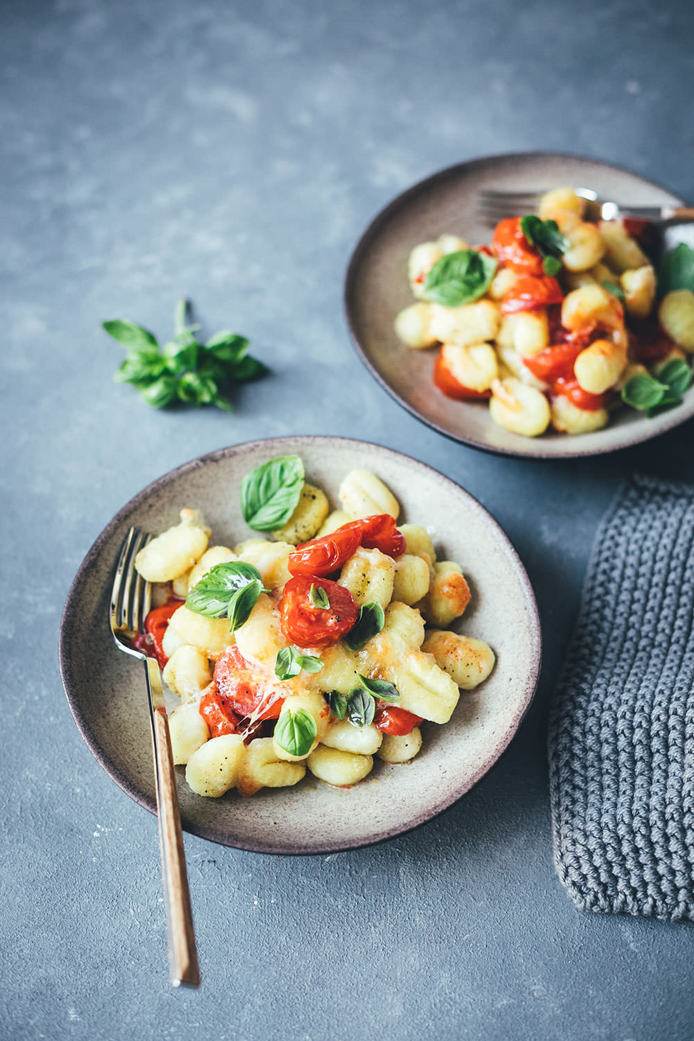 Rezept für Gnocchi mit Tomaten und Mozzarella – Fix vom Blech! | kinderleichtes Rezept mit nur 5-10 Minuten Arbeitswaufwand – den Rest erledigt der Ofen | Rezept für Kochanfänger, Nichtköche oder Kinder | moeyskitchen.com