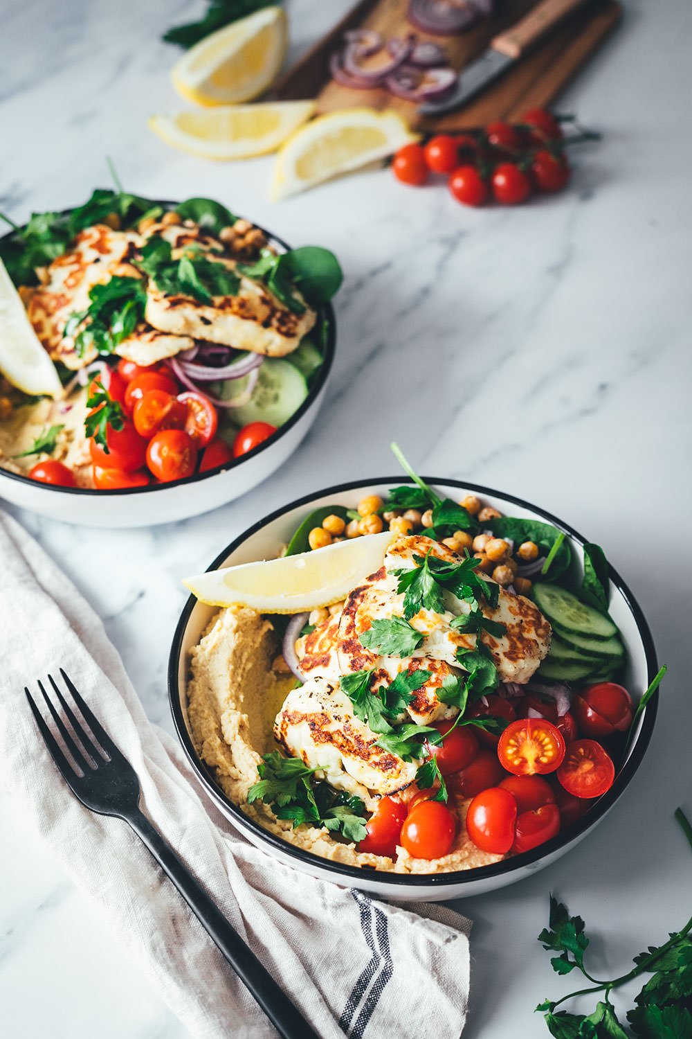 Schnelle Bowls sind der perfekte Lunch im Homeoffice oder ein leichtes Abendessen für die Feierabendküche. So wie meine leckere Hummus Bowl mit selbst gemachtem Hummus, gebratenem Halloumi und knusprigen Kichererbsen zu viel frischem Gemüse. Einfach gemacht, so lecker und ganz fix auf dem Tisch! | moeyskitchen.com