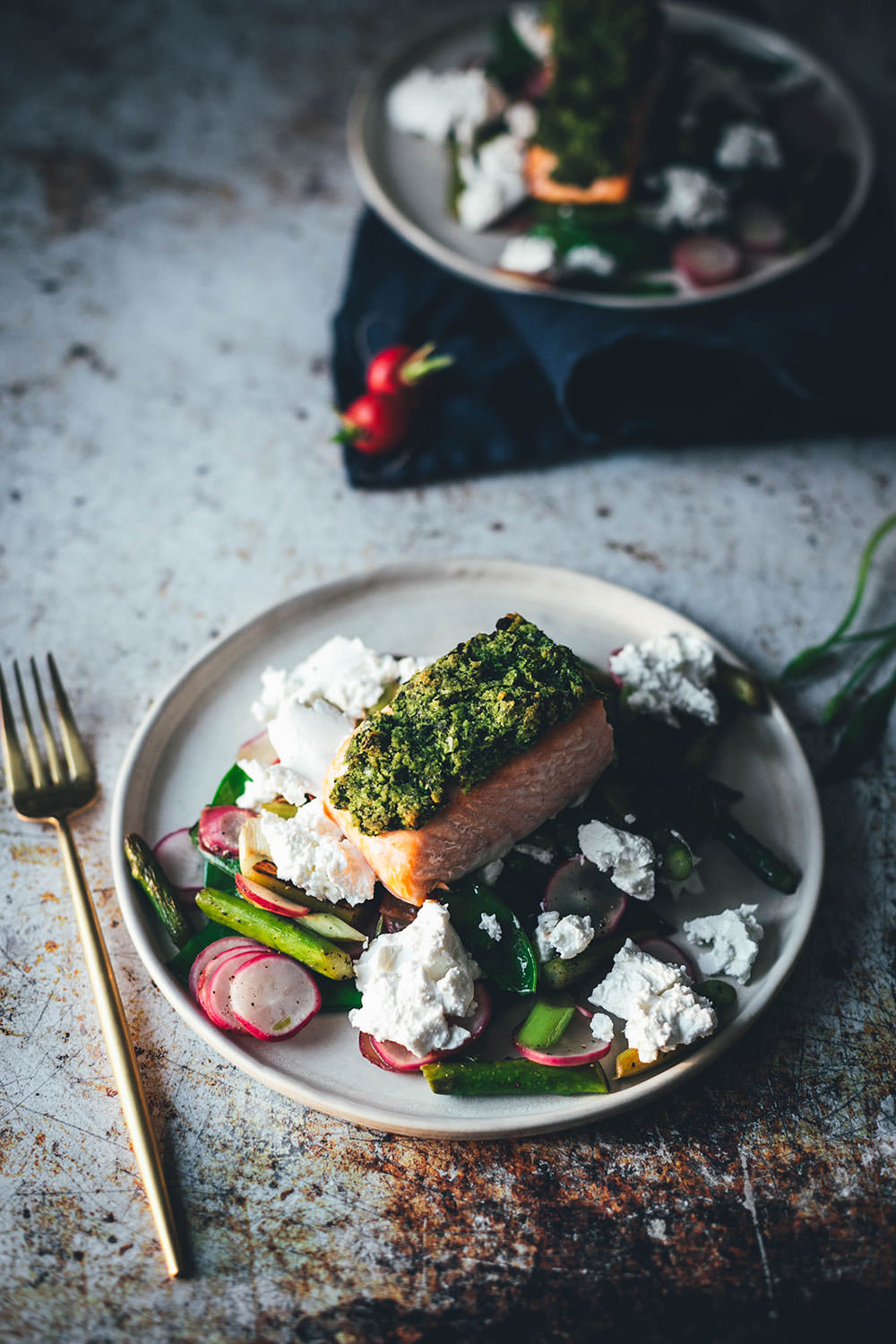 Leichtes Rezept für Lachs mit Bärlauchkruste! Ein wunderbares Frühlings-Gericht mit Bio-Lachs aus dem Ofen, frischem Bärlauch, grünem Spargel, Radieschen, Zuckerschoten und Ziegenkäse. Schnell gemacht, lecker und so leicht, dass es prima als Mittagessen passt oder für die schnelle Feierabendküche geeignet ist. | moeyskitchen.com