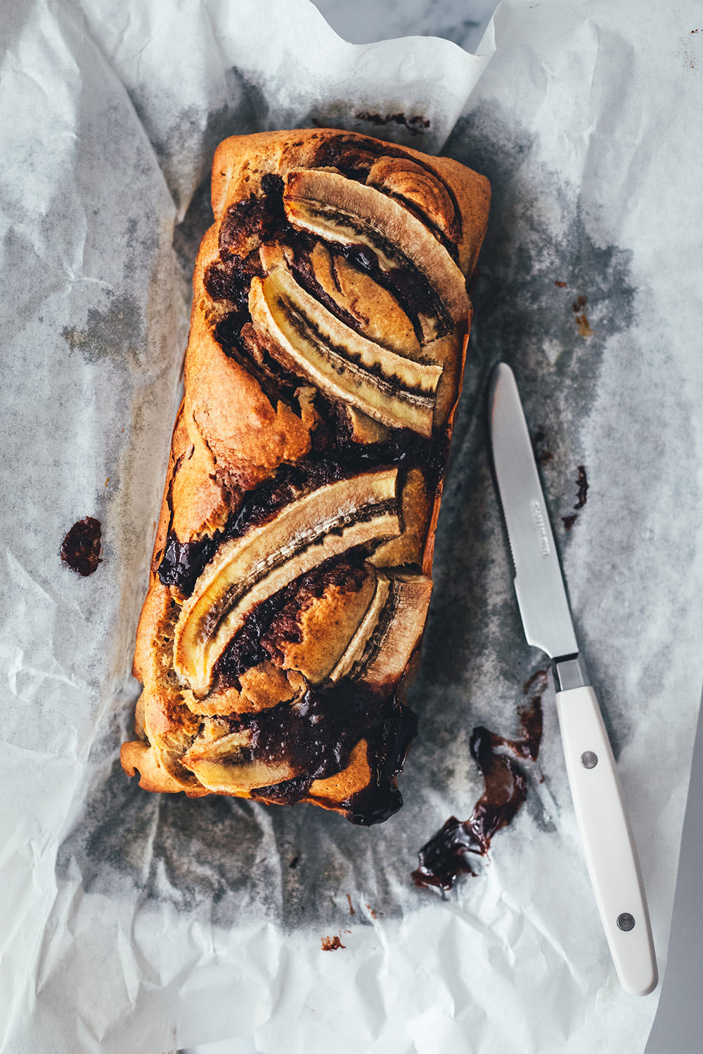 Rezept für super saftiges Nuss-Nougat-Bananenbrot mit brauner Butter und saurer Sahne. Leckeres Bananenbrot backen statt Kuchen – perfekt für den Nachmittagskaffee oder Sonntage! | moeyskitchen.com