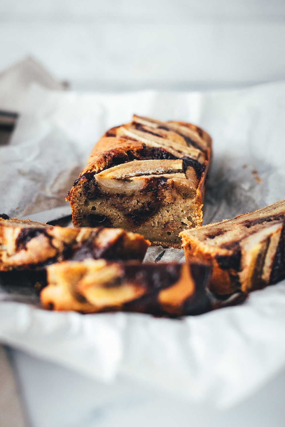 Rezept für super saftiges Nuss-Nougat-Bananenbrot mit brauner Butter und saurer Sahne. Leckeres Bananenbrot backen statt Kuchen – perfekt für den Nachmittagskaffee oder Sonntage! | moeyskitchen.com