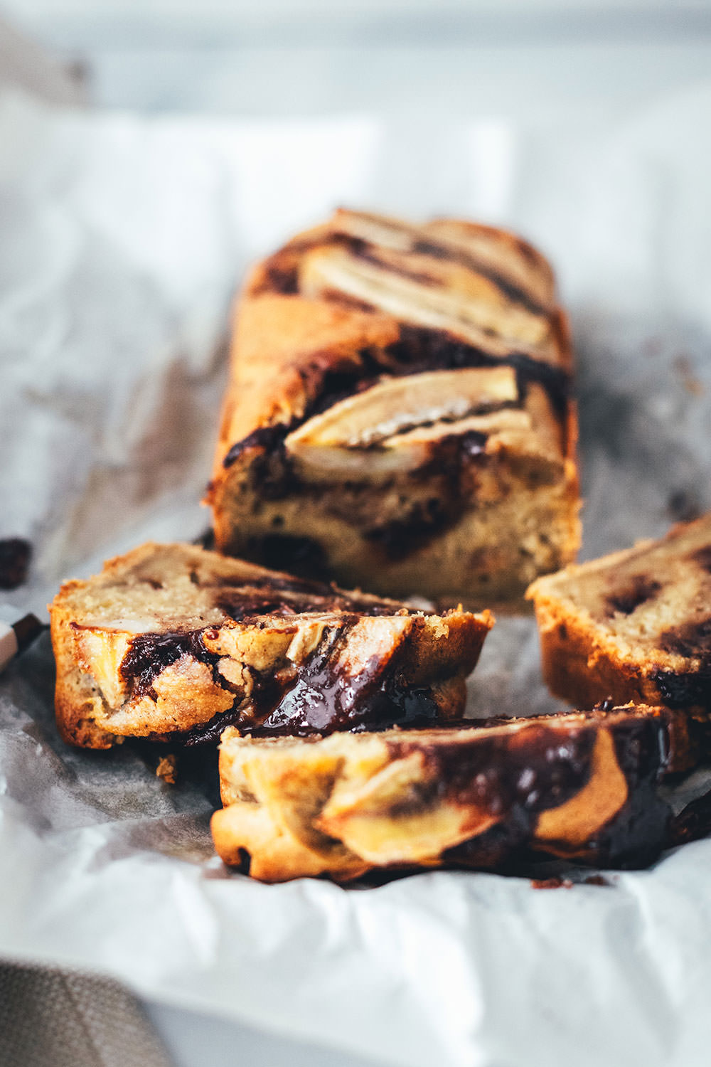 Rezept für super saftiges Nuss-Nougat-Bananenbrot mit brauner Butter und saurer Sahne. Leckeres Bananenbrot backen statt Kuchen – perfekt für den Nachmittagskaffee oder Sonntage! | moeyskitchen.com