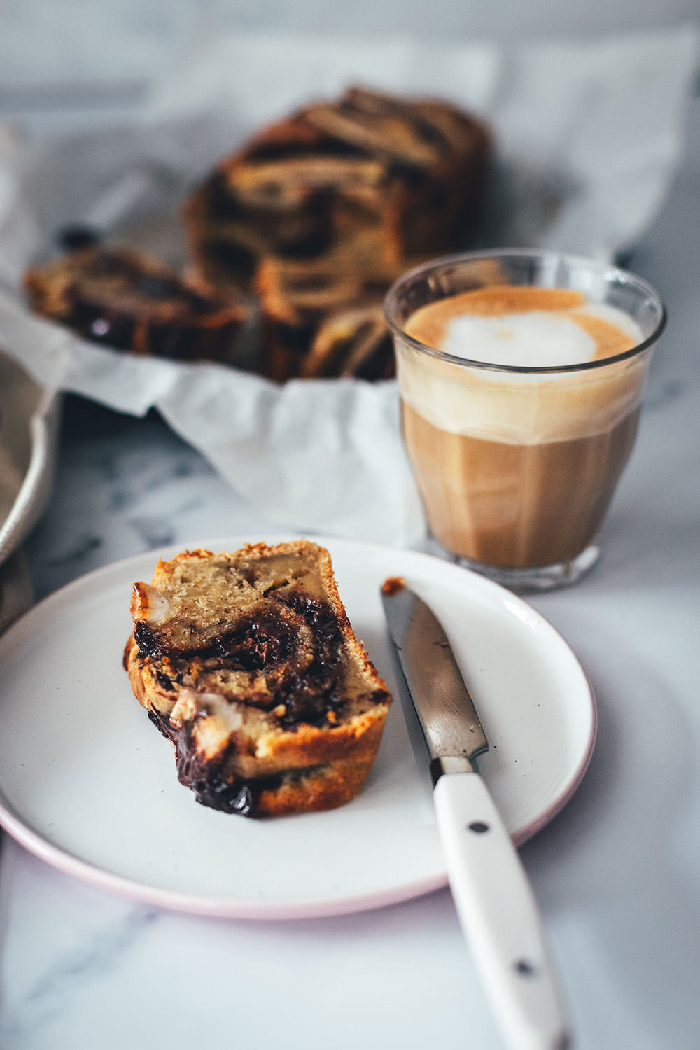 Rezept für super saftiges Nuss-Nougat-Bananenbrot mit brauner Butter und saurer Sahne. Leckeres Bananenbrot backen statt Kuchen – perfekt für den Nachmittagskaffee oder Sonntage! | moeyskitchen.com