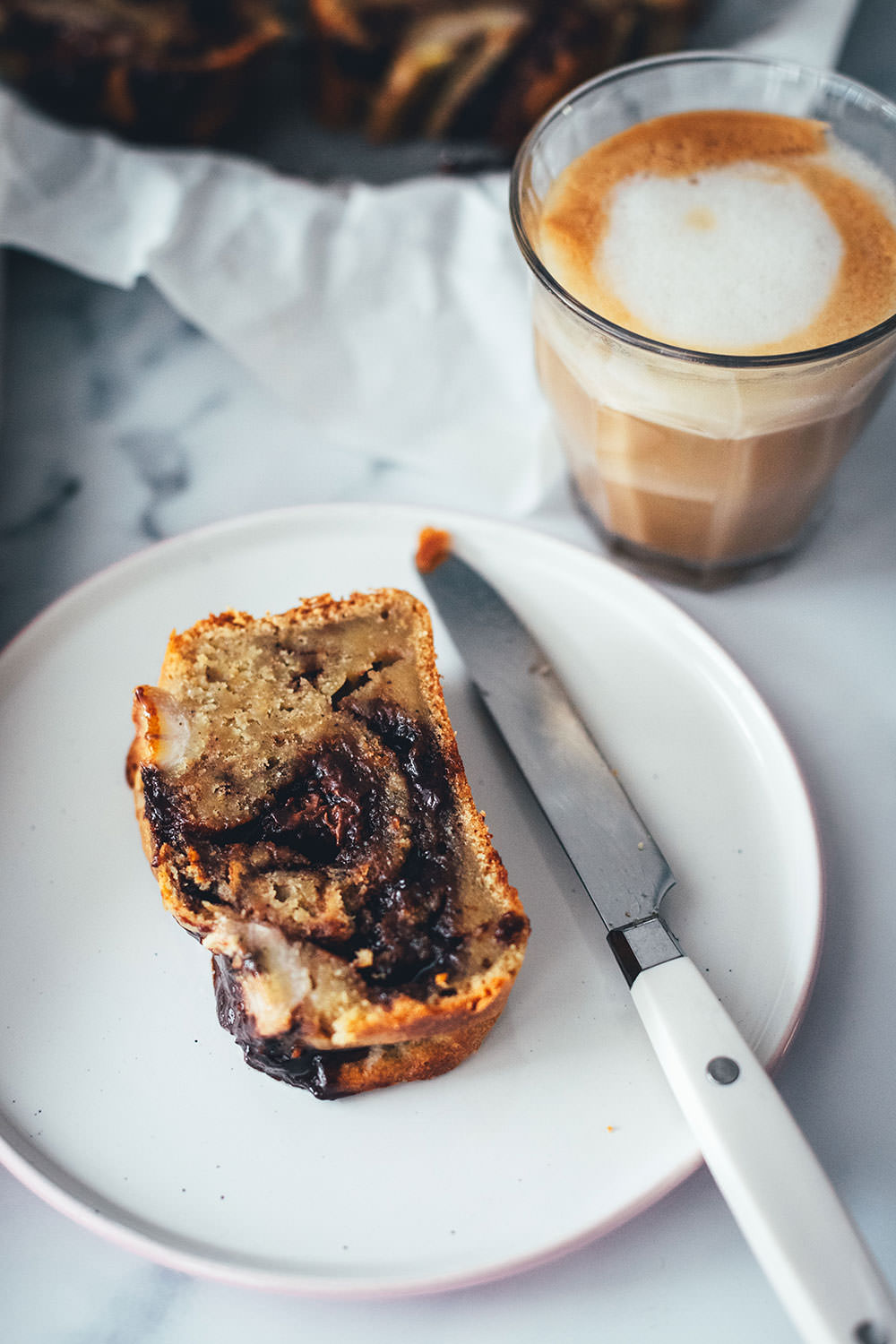 Rezept für super saftiges Nuss-Nougat-Bananenbrot mit brauner Butter und saurer Sahne. Leckeres Bananenbrot backen statt Kuchen – perfekt für den Nachmittagskaffee oder Sonntage! | moeyskitchen.com