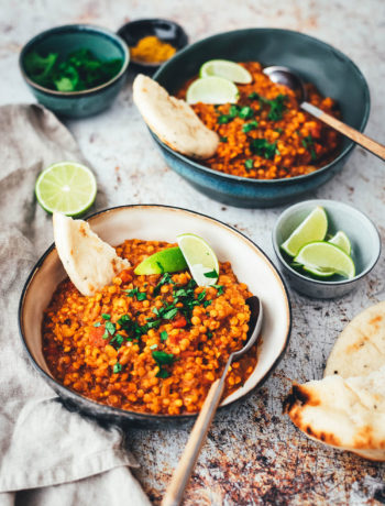 Rezept für Rote Linsen Dal - vegan und blitzschnell auf dem Tisch! Indisches Curry aus roten Linsen, Tomaten und Kokosmilch (Masoor Dhal), serviert mit veganem Naan-Brot oder Reis. Ein würziges Eintopf-Rezept, das immer schon vegan ist. #veganuary | moeyskitchen.com