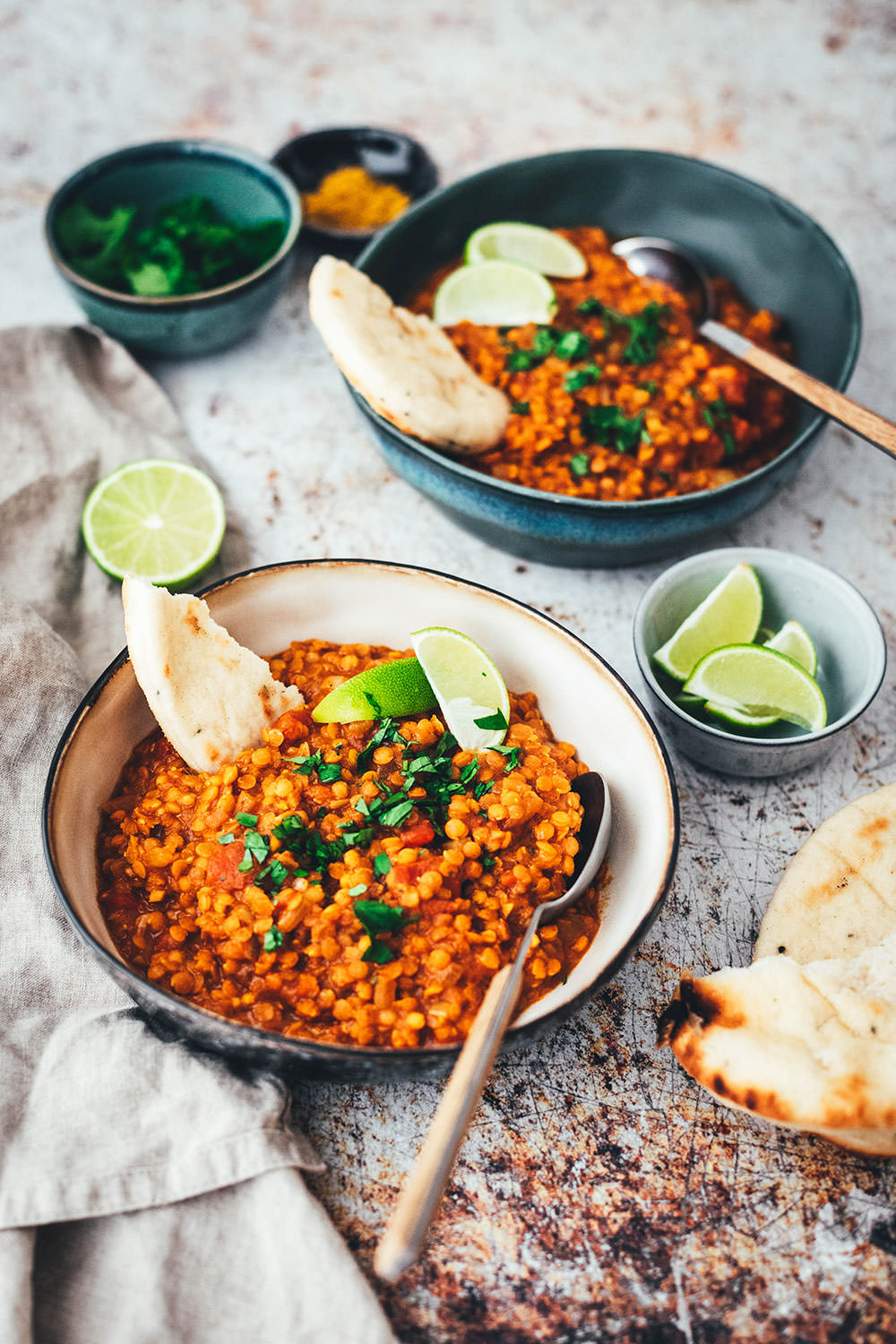 Rezept für Rote Linsen Dal - vegan und blitzschnell auf dem Tisch! Indisches Curry aus roten Linsen, Tomaten und Kokosmilch (Masoor Dhal), serviert mit veganem Naan-Brot oder Reis. Ein würziges Eintopf-Rezept, das immer schon vegan ist. #veganuary | moeyskitchen.com