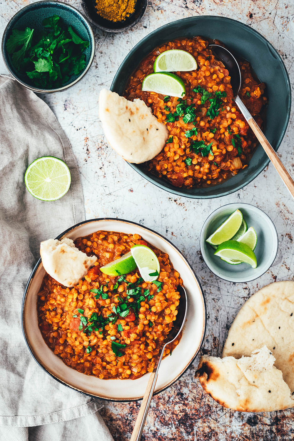 Rezept für Rote Linsen Dal - vegan und blitzschnell auf dem Tisch! Indisches Curry aus roten Linsen, Tomaten und Kokosmilch (Masoor Dhal), serviert mit veganem Naan-Brot oder Reis. Ein würziges Eintopf-Rezept, das immer schon vegan ist. #veganuary | moeyskitchen.com
