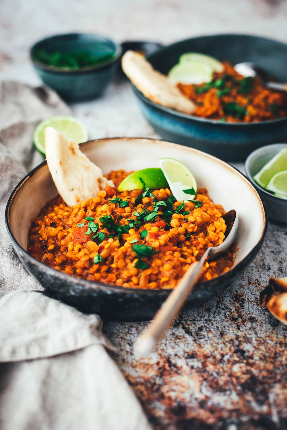 Rezept für Rote Linsen Dal - vegan und blitzschnell auf dem Tisch! Indisches Curry aus roten Linsen, Tomaten und Kokosmilch (Masoor Dhal), serviert mit veganem Naan-Brot oder Reis. Ein würziges Eintopf-Rezept, das immer schon vegan ist. #veganuary | moeyskitchen.com