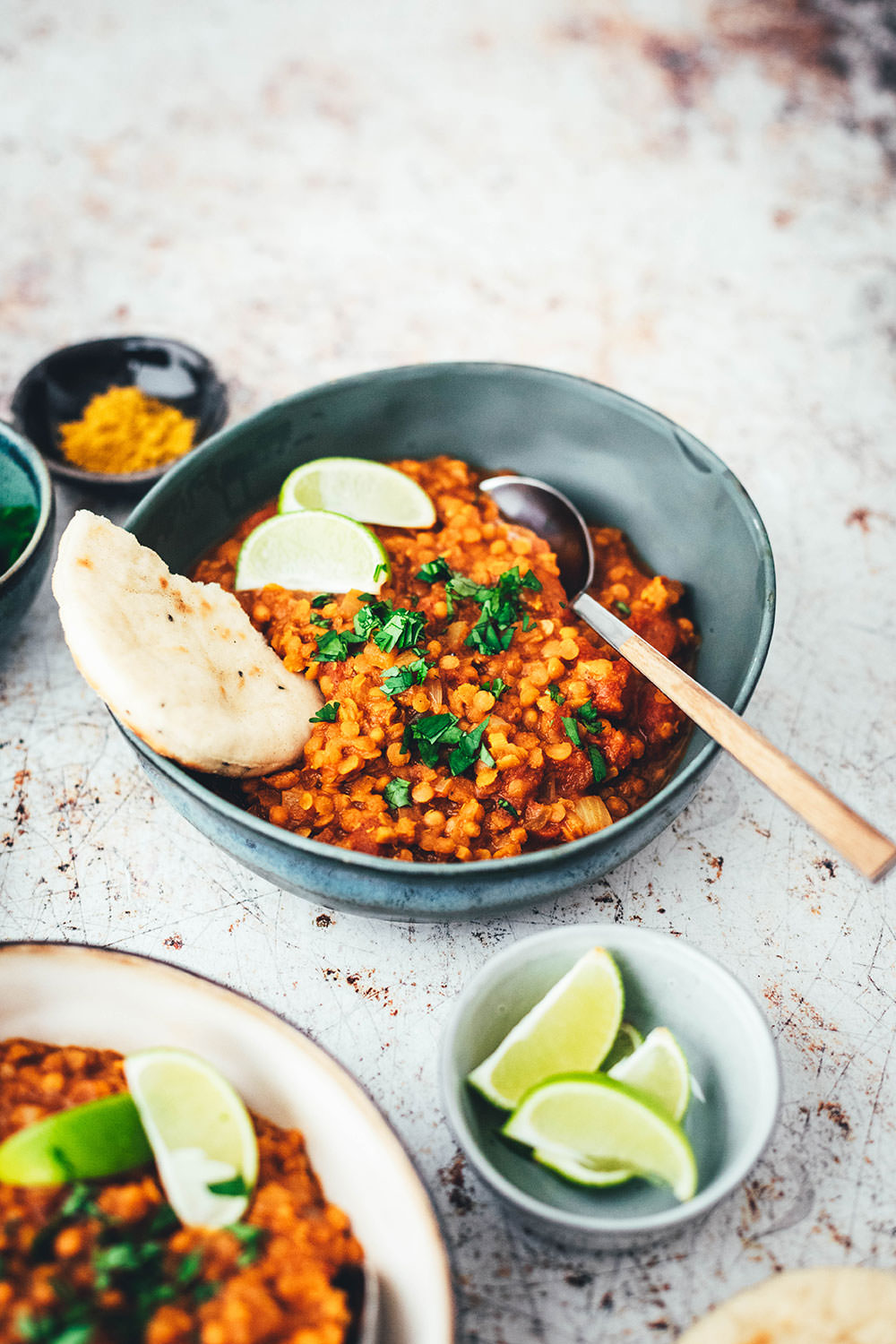 Rezept für Rote Linsen Dal - vegan und blitzschnell auf dem Tisch! Indisches Curry aus roten Linsen, Tomaten und Kokosmilch (Masoor Dhal), serviert mit veganem Naan-Brot oder Reis. Ein würziges Eintopf-Rezept, das immer schon vegan ist. #veganuary | moeyskitchen.com