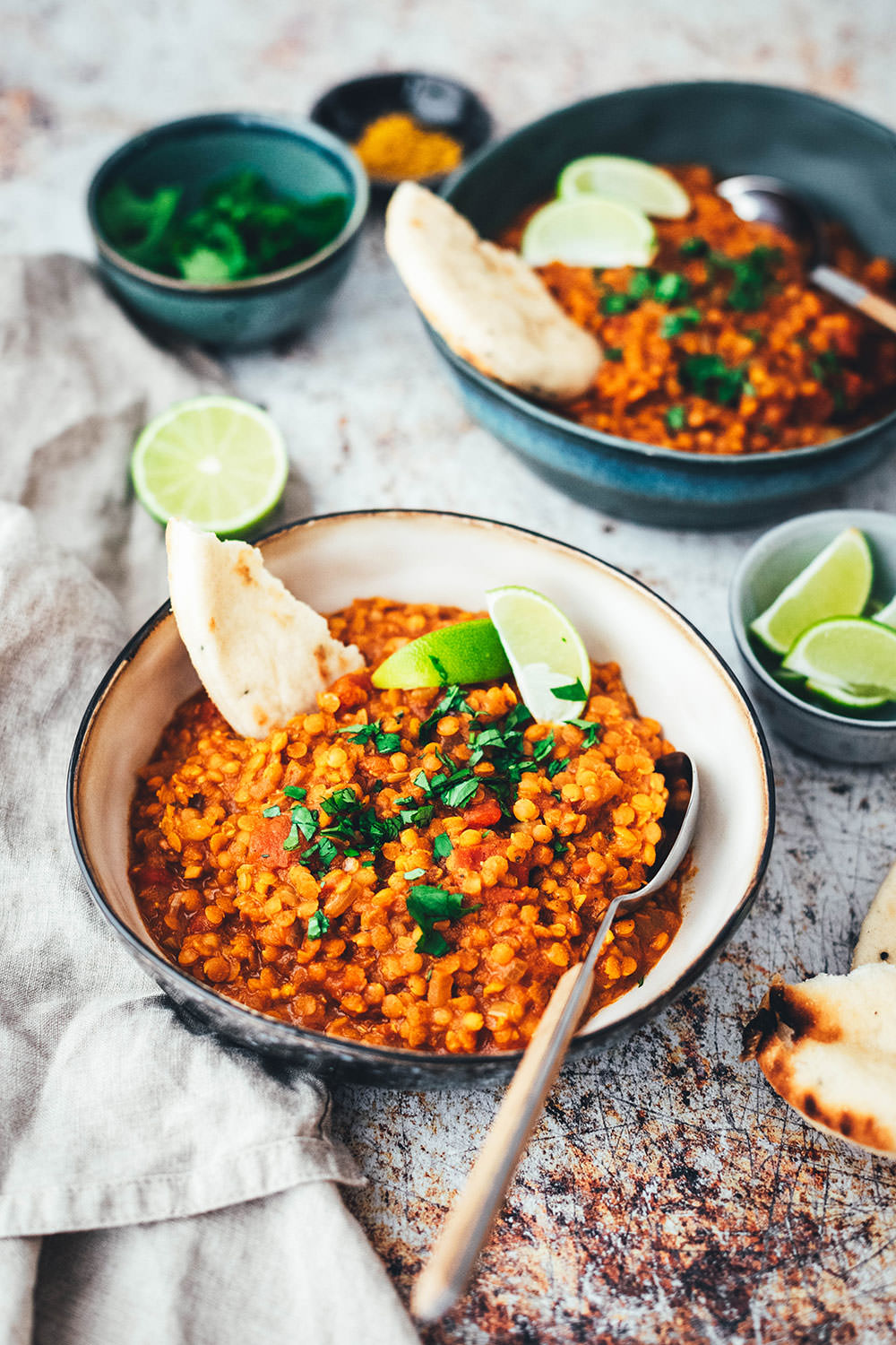 Rezept für Rote Linsen Dal - vegan und blitzschnell auf dem Tisch! Indisches Curry aus roten Linsen, Tomaten und Kokosmilch (Masoor Dhal), serviert mit veganem Naan-Brot oder Reis. Ein würziges Eintopf-Rezept, das immer schon vegan ist. #veganuary | moeyskitchen.com