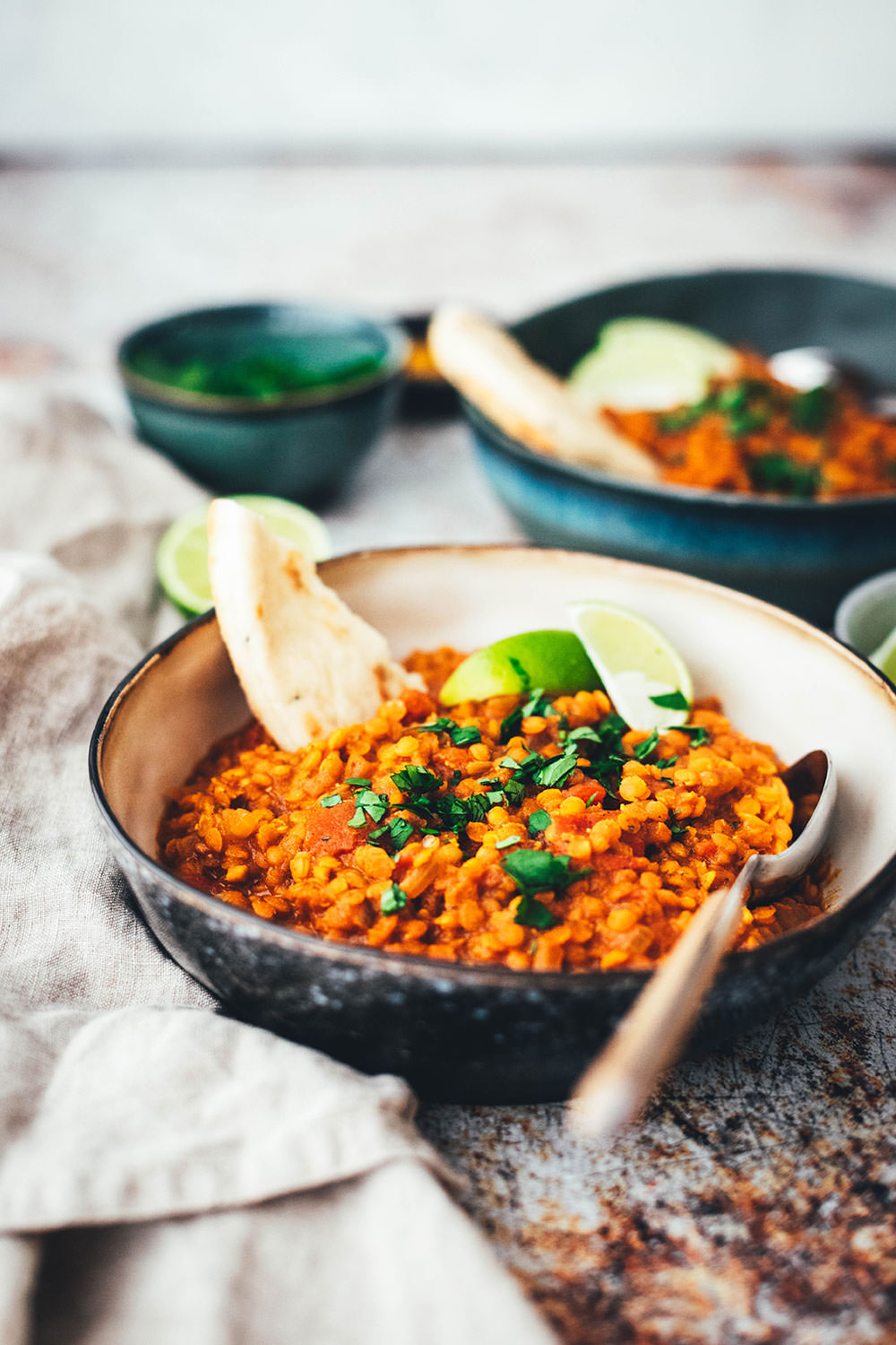 Rezept für Rote Linsen Dal - vegan und blitzschnell auf dem Tisch! Indisches Curry aus roten Linsen, Tomaten und Kokosmilch (Masoor Dhal), serviert mit veganem Naan-Brot oder Reis. Ein würziges Eintopf-Rezept, das immer schon vegan ist. #veganuary | moeyskitchen.com