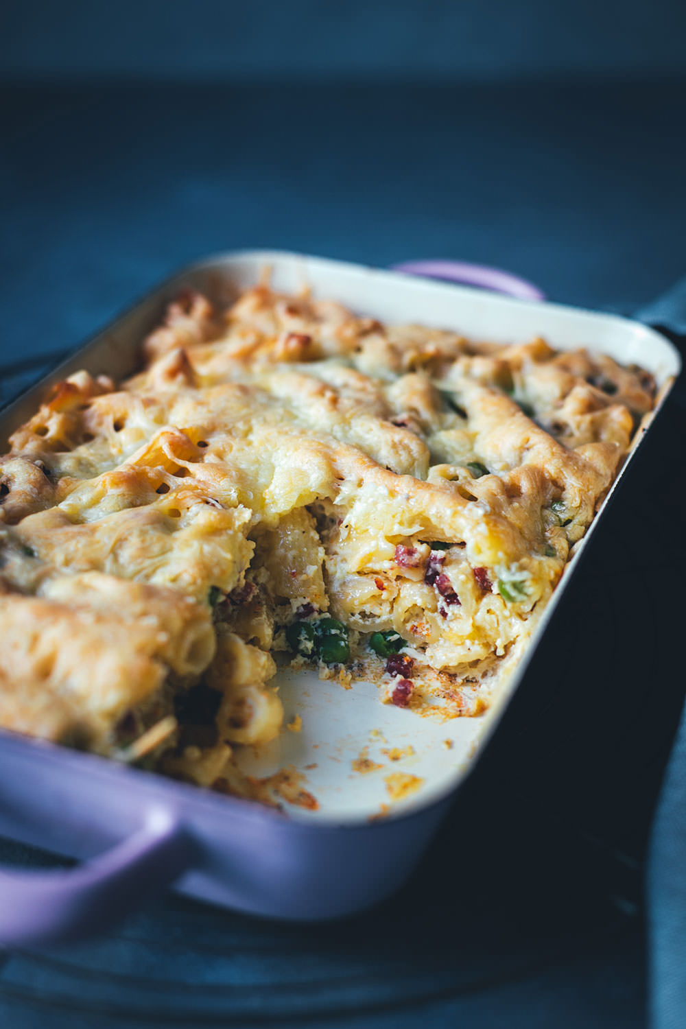 Schneller Nudelauflauf – fix auf dem Tisch: Rezept für Auflauf mit Penne, Erbsen, Speck, Eier-Sahne und Gouda | schnelle Feierabendküche für die ganze Familie - einfaches Grundrezept mit Abwandlungen | moeyskitchen.com