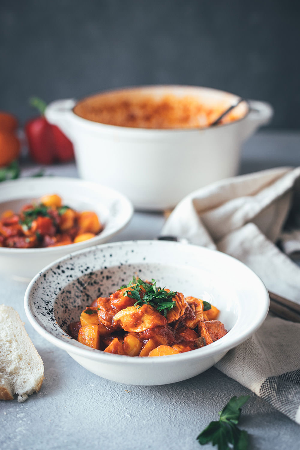 Spanischer Kartoffel-Paprika-Eintopf mit Chorizo und Hähnchenbrust | Rezept für einfache und deftige Mittelmeerküche aus Spanien – Fix auf dem Tisch | moeyskitchen.com