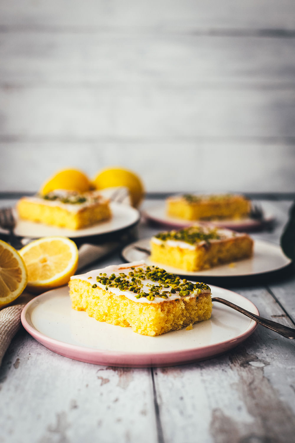 Der beste Zitronenkuchen – Rezept für super einfachen Zitronenkuchen vom Blech. Lockerer Rührteig verwandelt sich in einen genial saftigen und fluffigen Kuchen mit tollem Zitronenaroma. Ganz einfach zu backen und so lecker! | moeyskitchen.com