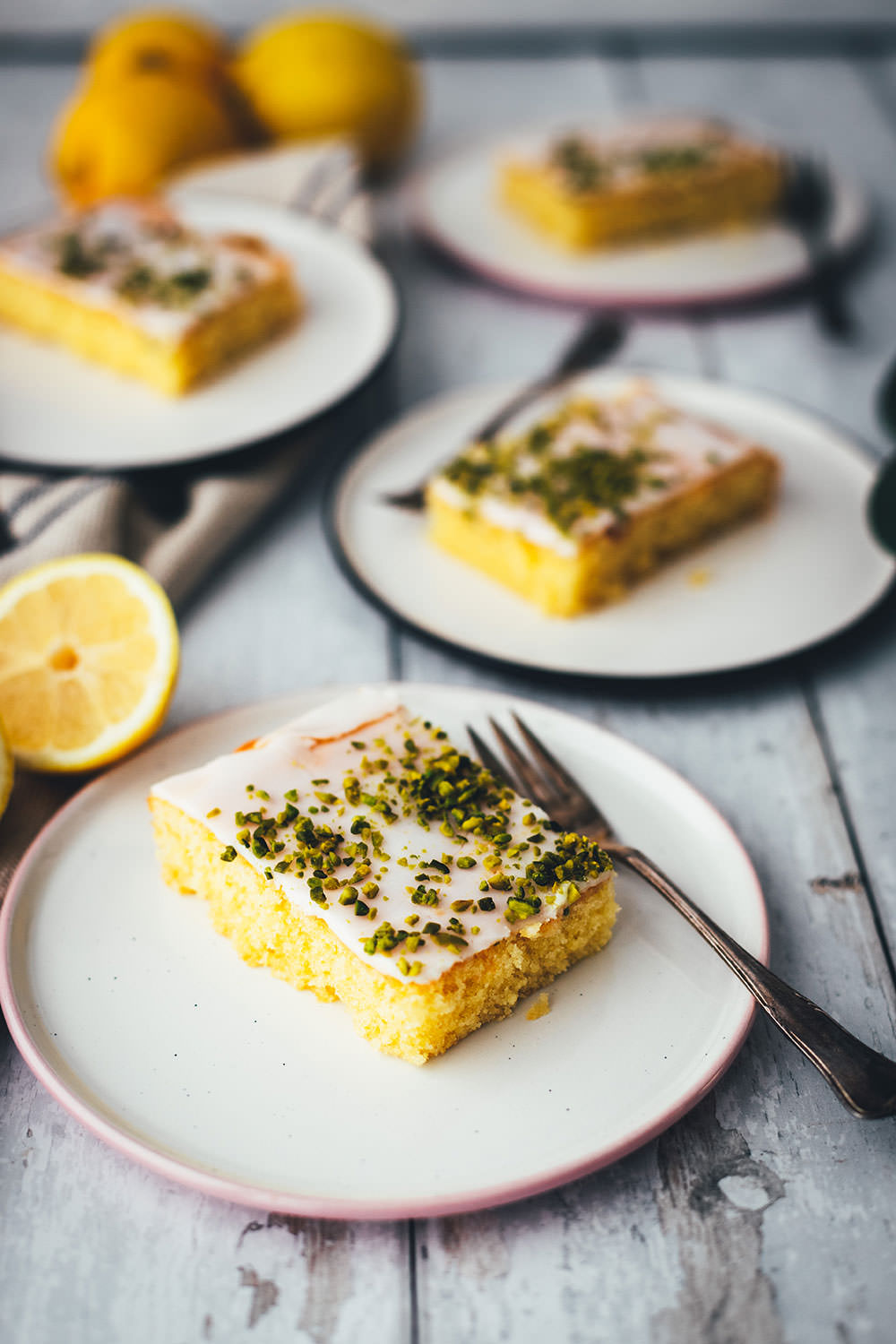 Der beste Zitronenkuchen – Rezept für super einfachen Zitronenkuchen vom Blech. Lockerer Rührteig verwandelt sich in einen genial saftigen und fluffigen Kuchen mit tollem Zitronenaroma. Ganz einfach zu backen und so lecker! | moeyskitchen.com