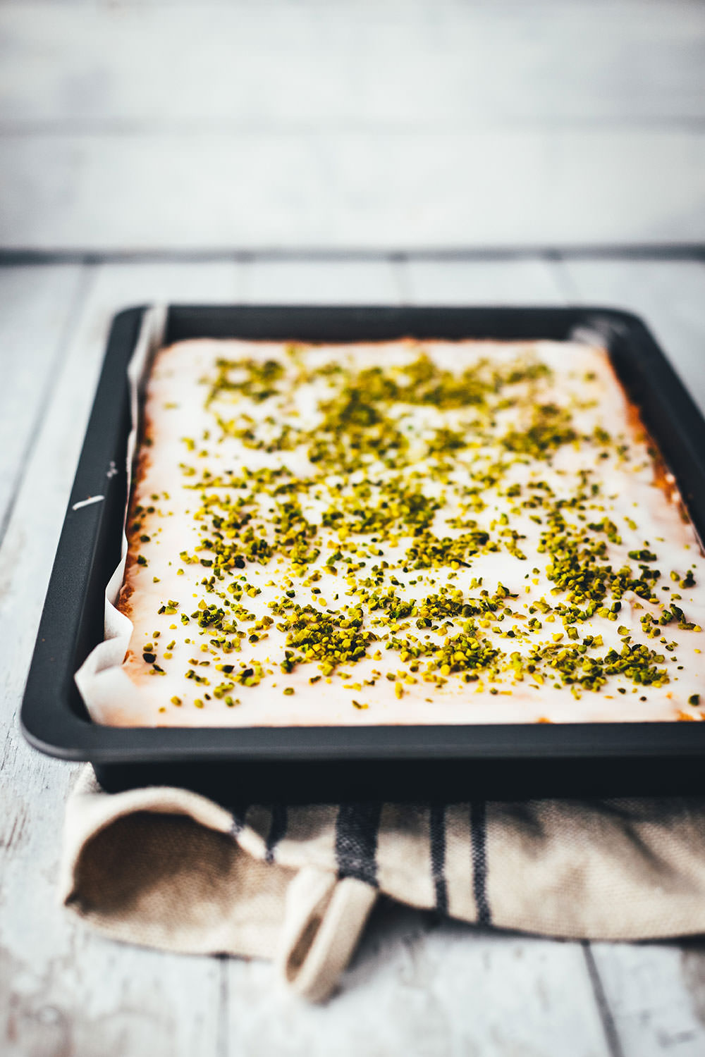 Der beste Zitronenkuchen – Rezept für super einfachen Zitronenkuchen vom Blech. Lockerer Rührteig verwandelt sich in einen genial saftigen und fluffigen Kuchen mit tollem Zitronenaroma. Ganz einfach zu backen und so lecker! | moeyskitchen.com