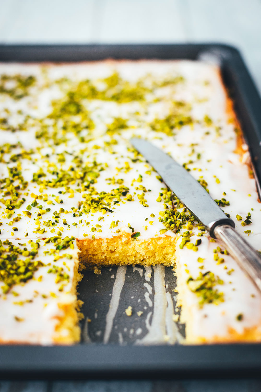 Der beste Zitronenkuchen – Rezept für super einfachen Zitronenkuchen vom Blech. Lockerer Rührteig verwandelt sich in einen genial saftigen und fluffigen Kuchen mit tollem Zitronenaroma. Ganz einfach zu backen und so lecker! | moeyskitchen.com