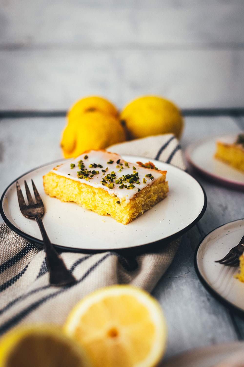 Der beste Zitronenkuchen – Rezept für super einfachen Zitronenkuchen vom Blech. Lockerer Rührteig verwandelt sich in einen genial saftigen und fluffigen Kuchen mit tollem Zitronenaroma. Ganz einfach zu backen und so lecker! | moeyskitchen.com
