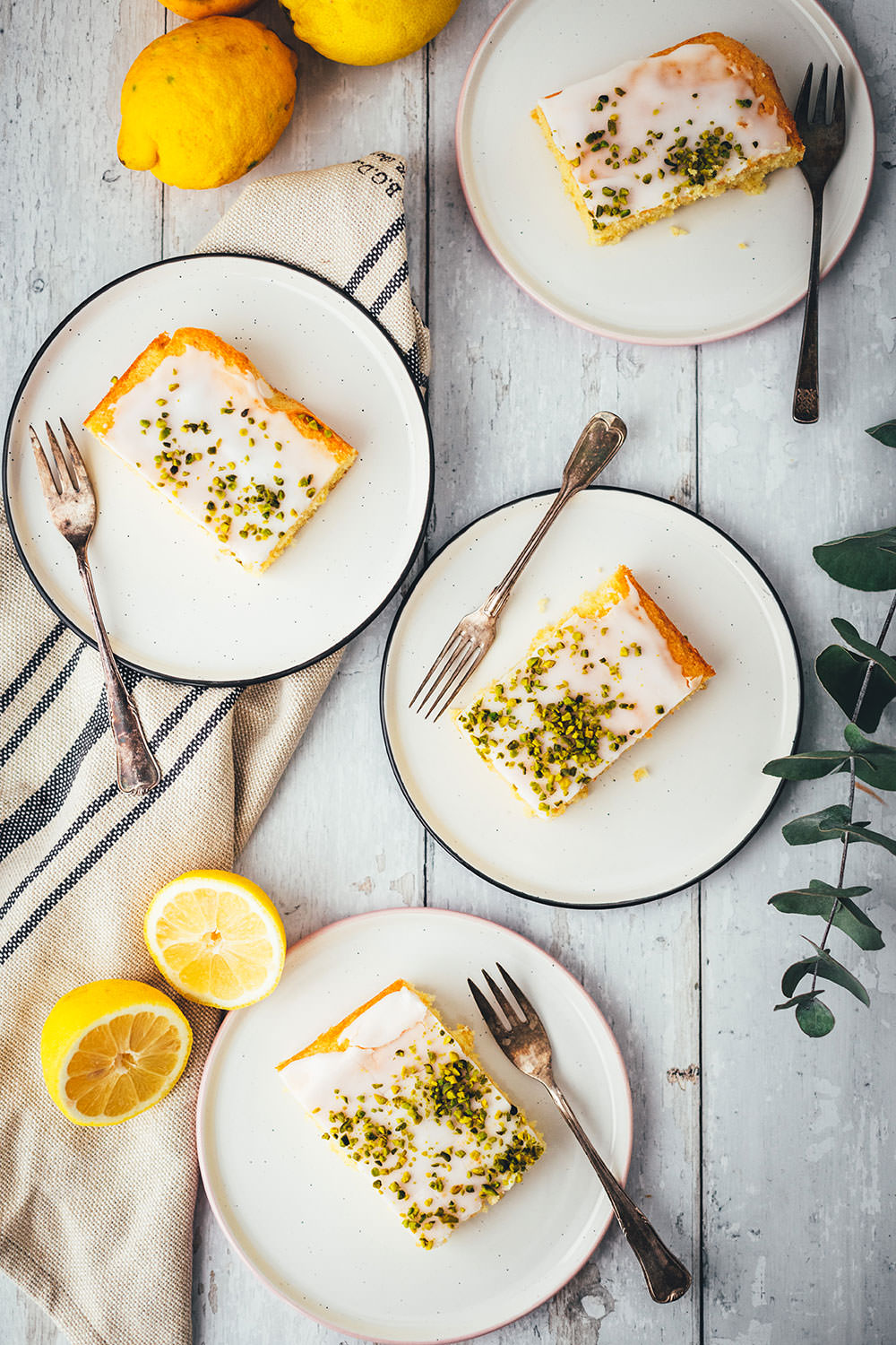 Der beste Zitronenkuchen – Rezept für super einfachen Zitronenkuchen vom Blech. Lockerer Rührteig verwandelt sich in einen genial saftigen und fluffigen Kuchen mit tollem Zitronenaroma. Ganz einfach zu backen und so lecker! | moeyskitchen.com