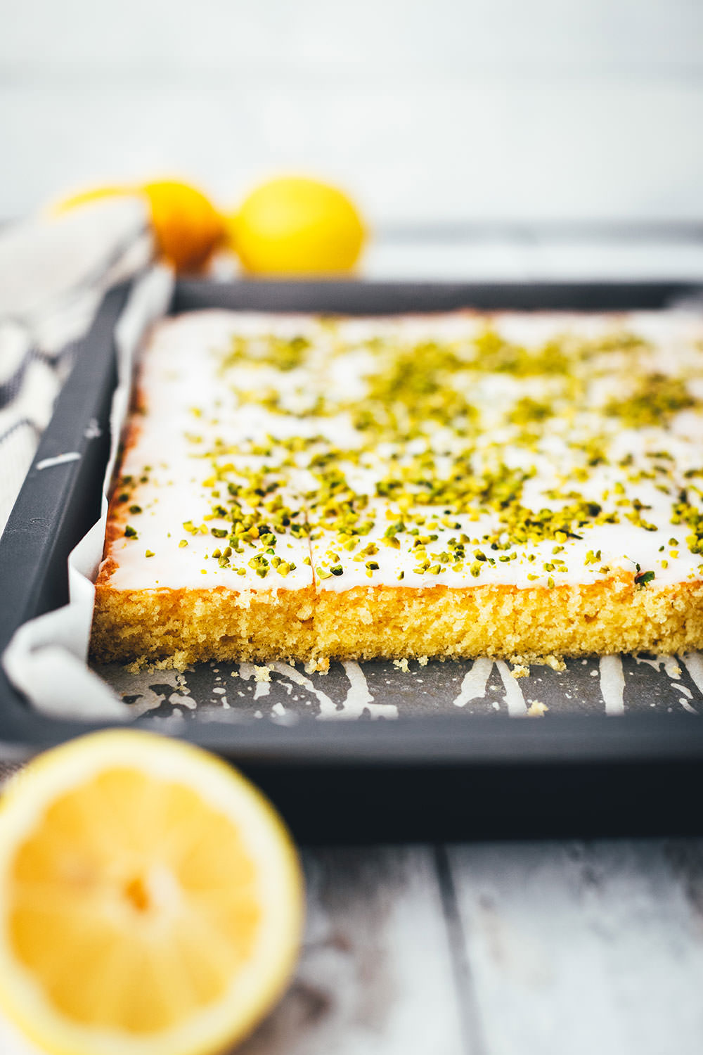 Der beste Zitronenkuchen – Rezept für super einfachen Zitronenkuchen vom Blech. Lockerer Rührteig verwandelt sich in einen genial saftigen und fluffigen Kuchen mit tollem Zitronenaroma. Ganz einfach zu backen und so lecker! | moeyskitchen.com