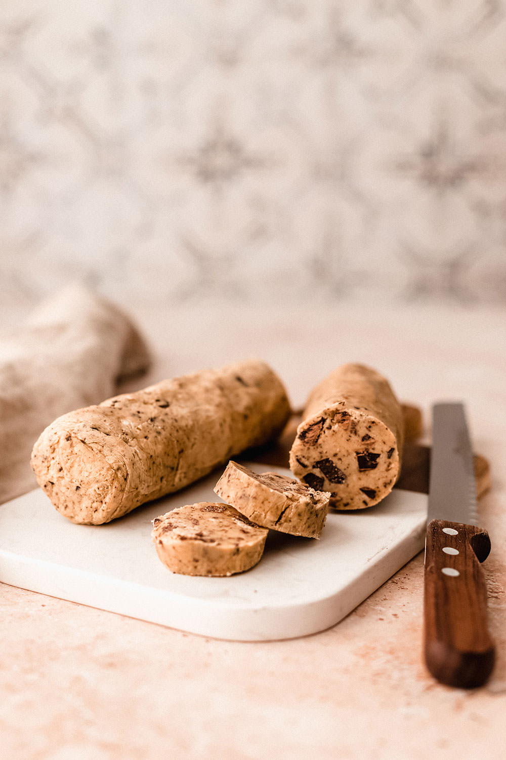Rezept für knusprige Shortbread Chocolate Chip Cookies. Wenn mürbes Shortbread auf knackige Schokostücke trifft, entstehen diese leckeren, knusprigen Kekse. Aus wenigen Zutaten einfach zubereitet und schnell gebacken – mit dunkler Schokolade und Meersalz echtes Comfort Food für die Seele! | moeyskitchen.com