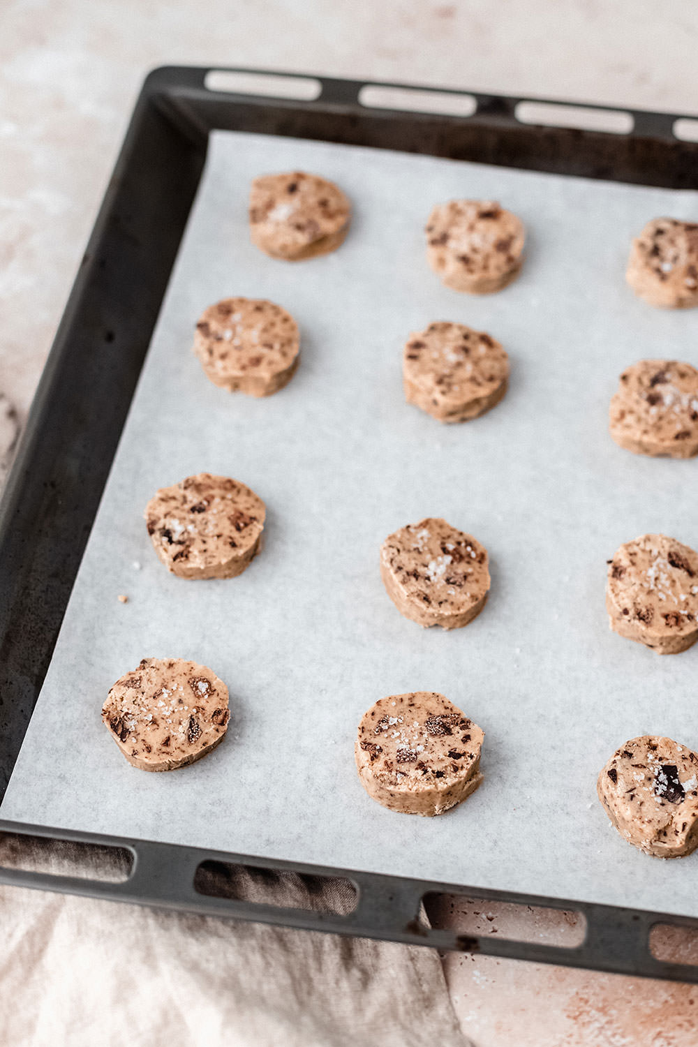 Rezept für knusprige Shortbread Chocolate Chip Cookies. Wenn mürbes Shortbread auf knackige Schokostücke trifft, entstehen diese leckeren, knusprigen Kekse. Aus wenigen Zutaten einfach zubereitet und schnell gebacken – mit dunkler Schokolade und Meersalz echtes Comfort Food für die Seele! | moeyskitchen.com