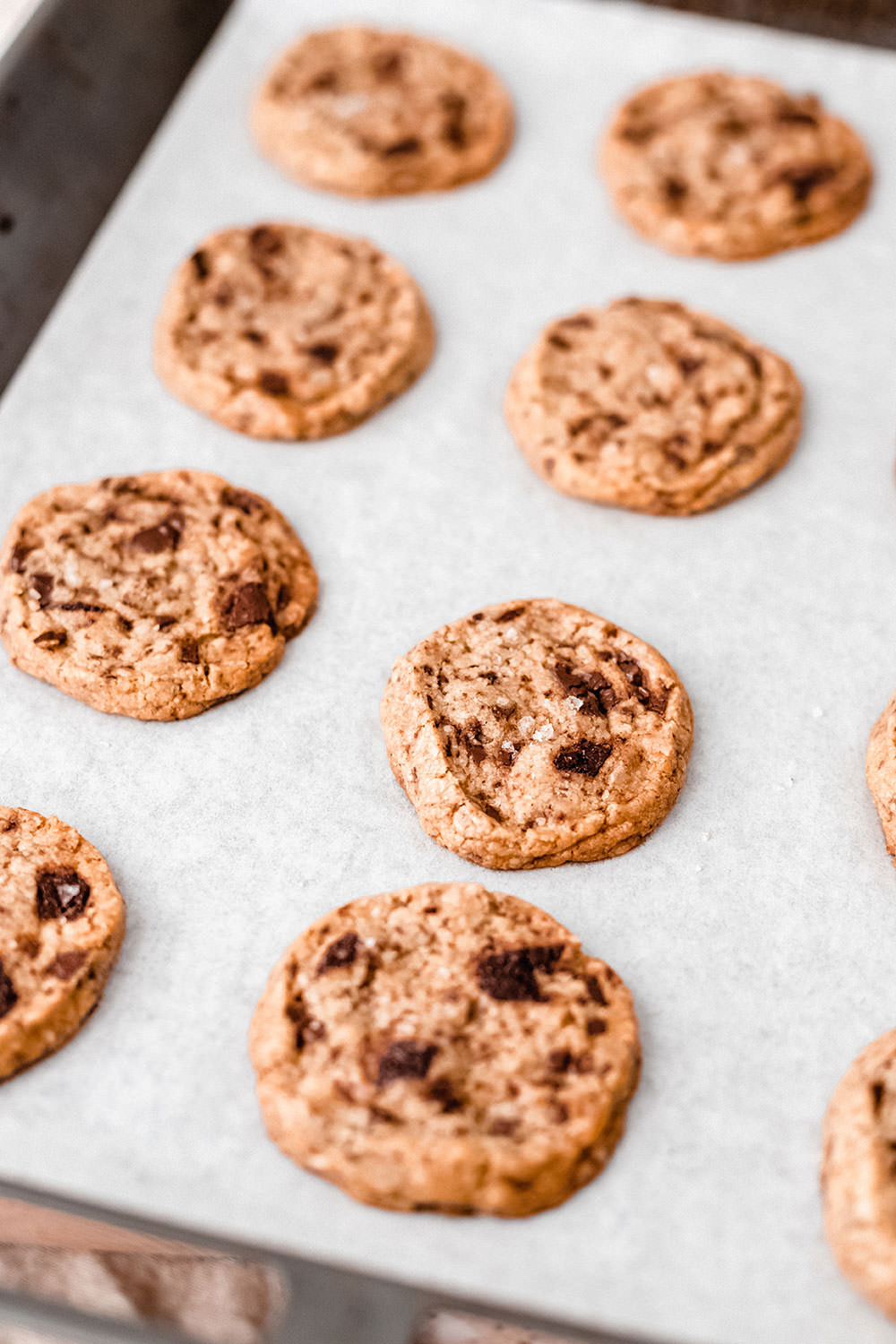 Rezept für knusprige Shortbread Chocolate Chip Cookies. Wenn mürbes Shortbread auf knackige Schokostücke trifft, entstehen diese leckeren, knusprigen Kekse. Aus wenigen Zutaten einfach zubereitet und schnell gebacken – mit dunkler Schokolade und Meersalz echtes Comfort Food für die Seele! | moeyskitchen.com