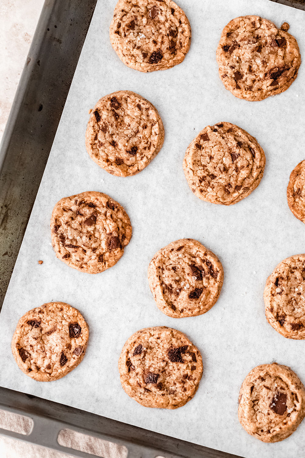 Rezept für knusprige Shortbread Chocolate Chip Cookies. Wenn mürbes Shortbread auf knackige Schokostücke trifft, entstehen diese leckeren, knusprigen Kekse. Aus wenigen Zutaten einfach zubereitet und schnell gebacken – mit dunkler Schokolade und Meersalz echtes Comfort Food für die Seele! | moeyskitchen.com