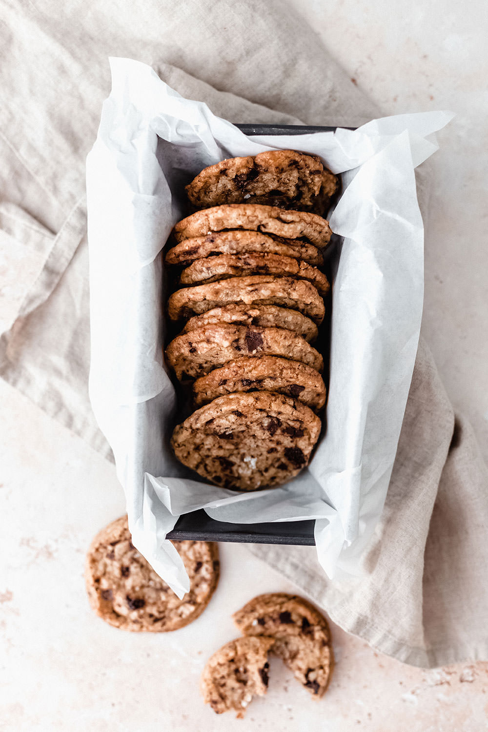 Rezept für knusprige Shortbread Chocolate Chip Cookies. Wenn mürbes Shortbread auf knackige Schokostücke trifft, entstehen diese leckeren, knusprigen Kekse. Aus wenigen Zutaten einfach zubereitet und schnell gebacken – mit dunkler Schokolade und Meersalz echtes Comfort Food für die Seele! | moeyskitchen.com